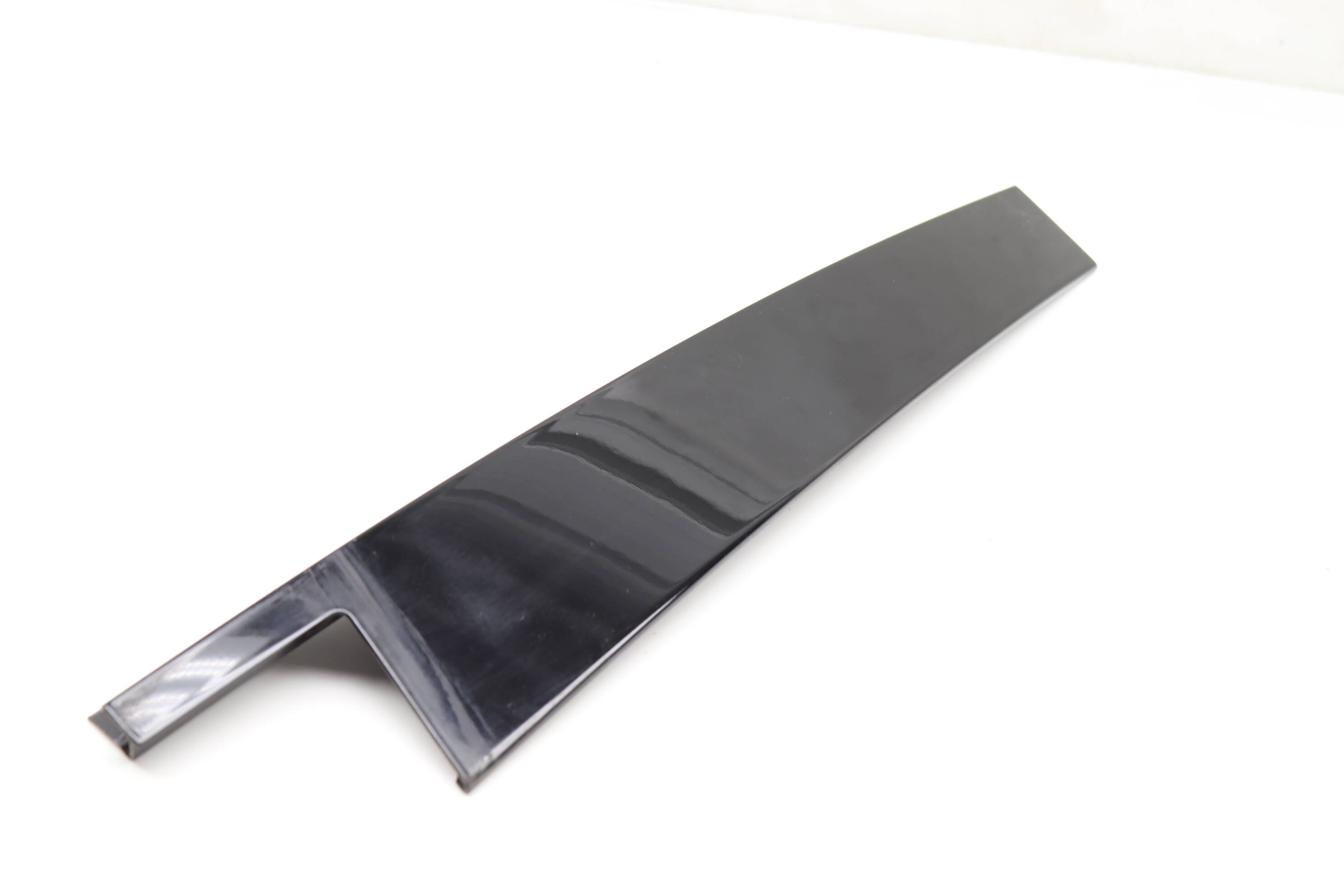 Exterior B Pillar Trim 2046902287