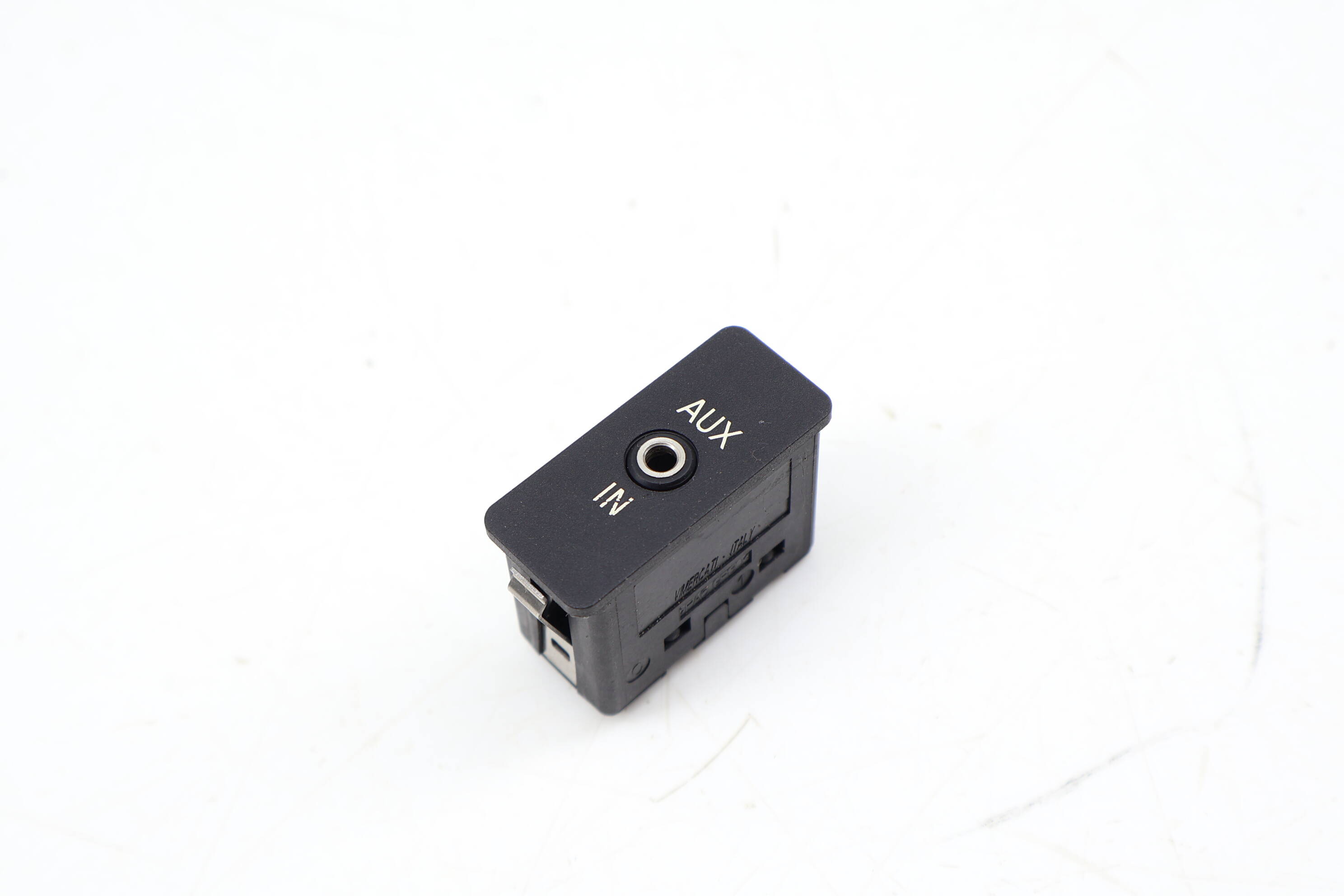 Aux-In Socket / Port 84106930561
