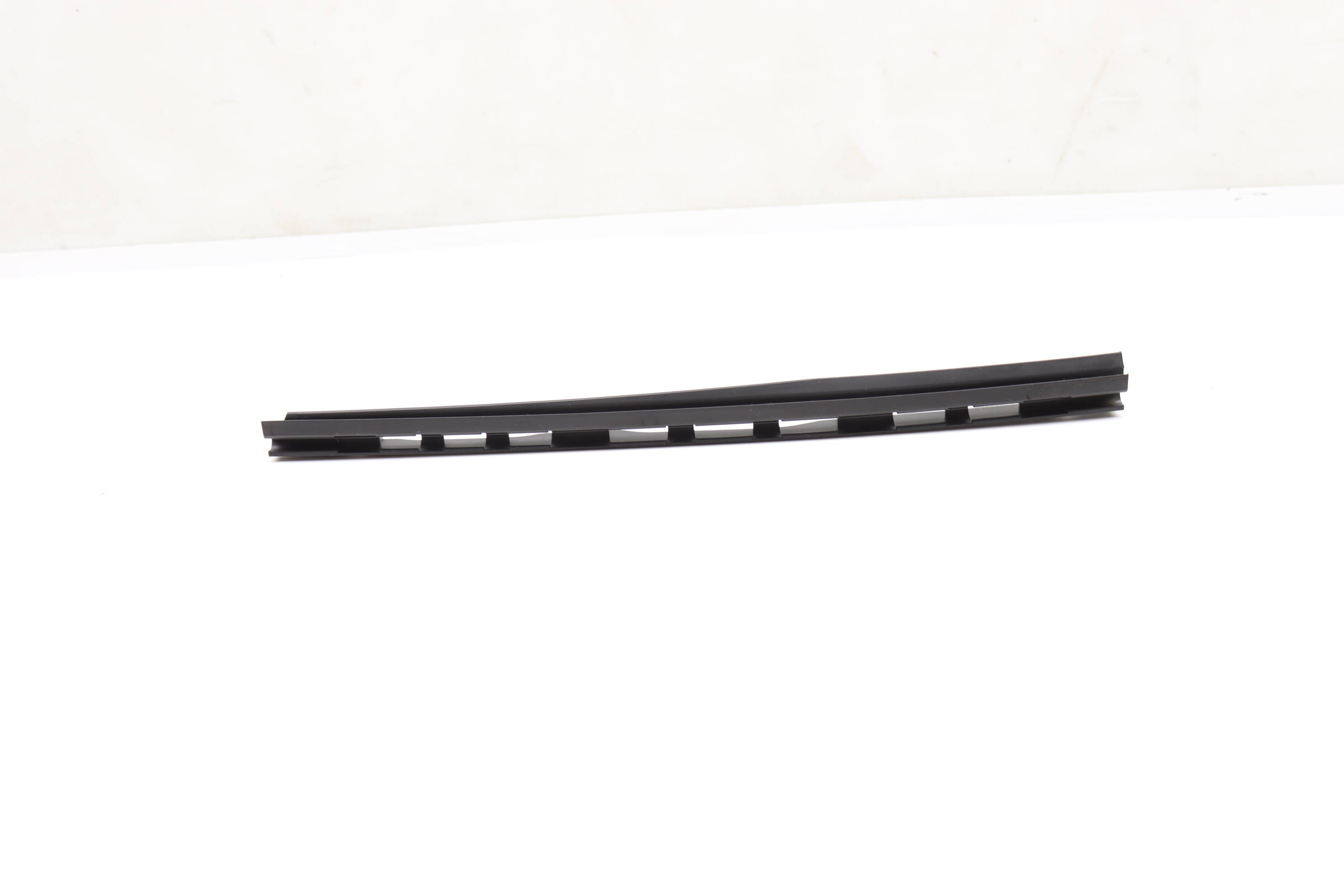 Side Door Retaining Strip / Bracket (Right) 4F0831346