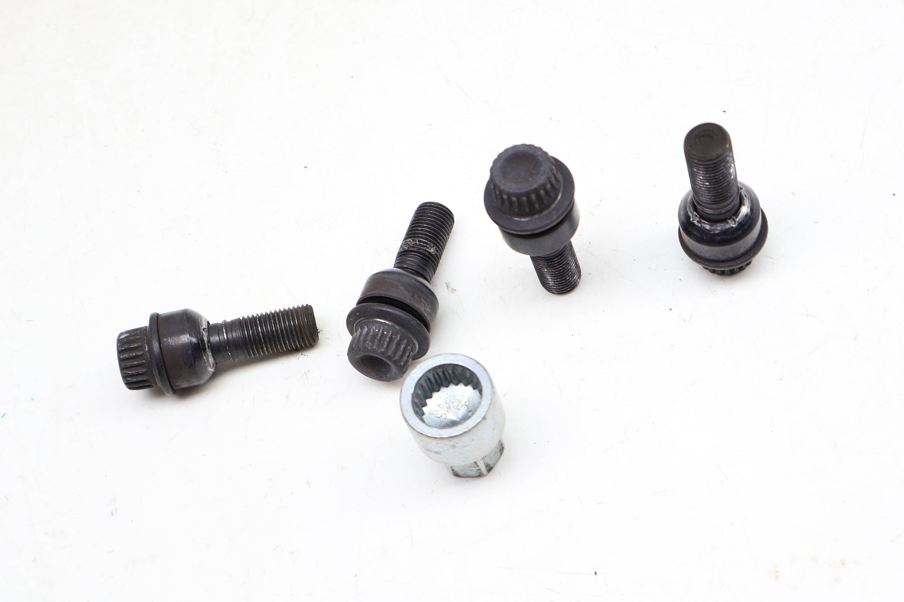 Lockable / Locking Wheel Lug Nut / Bolt Set W/ Key 971698030