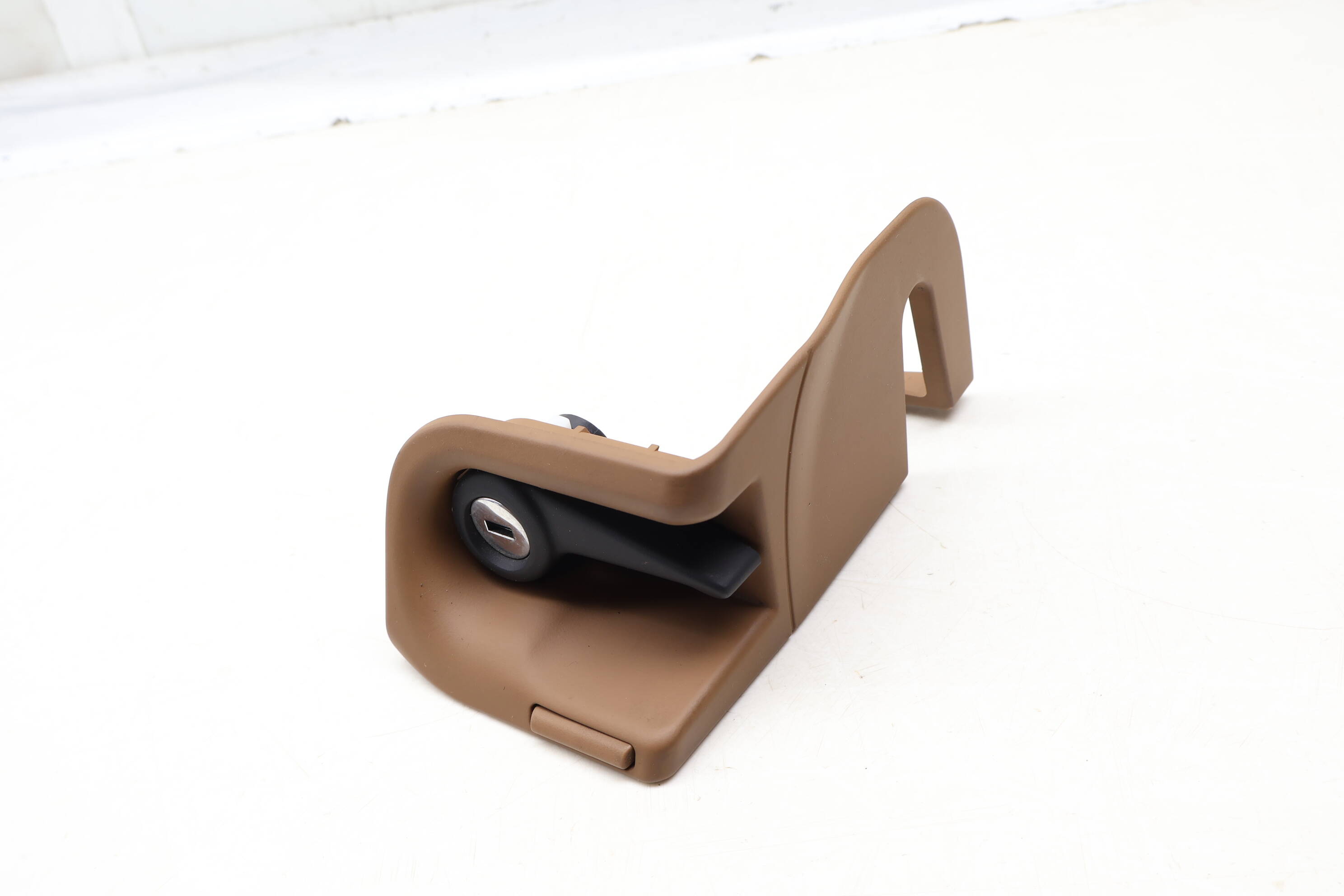 Seat&#x20;Fold&#x20;Down&#x20;Handle&#x20;&#x2F;&#x20;Lock&#x20;8E0885880