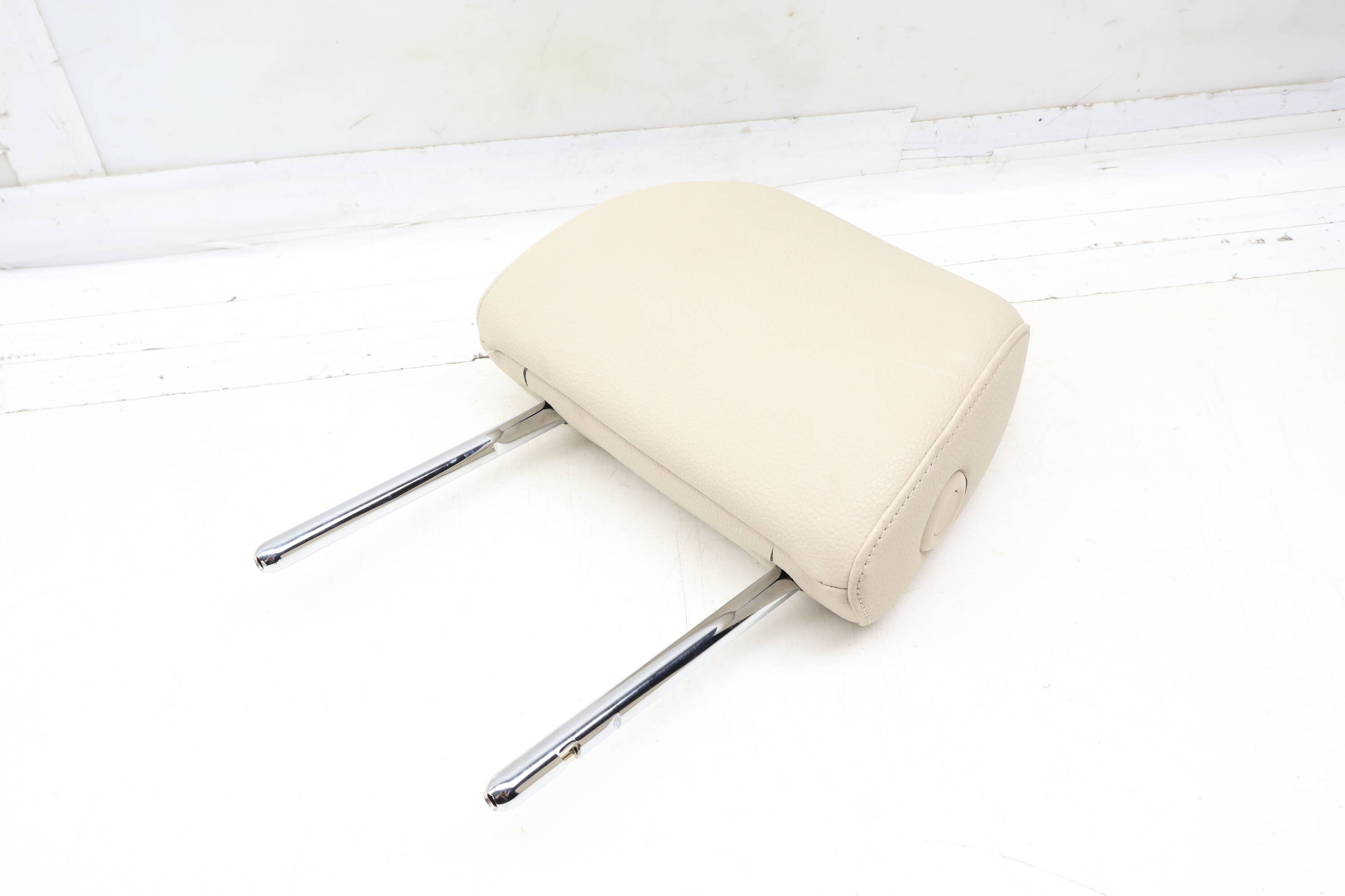 Seat Headrest / Head Rest 5N0885901P