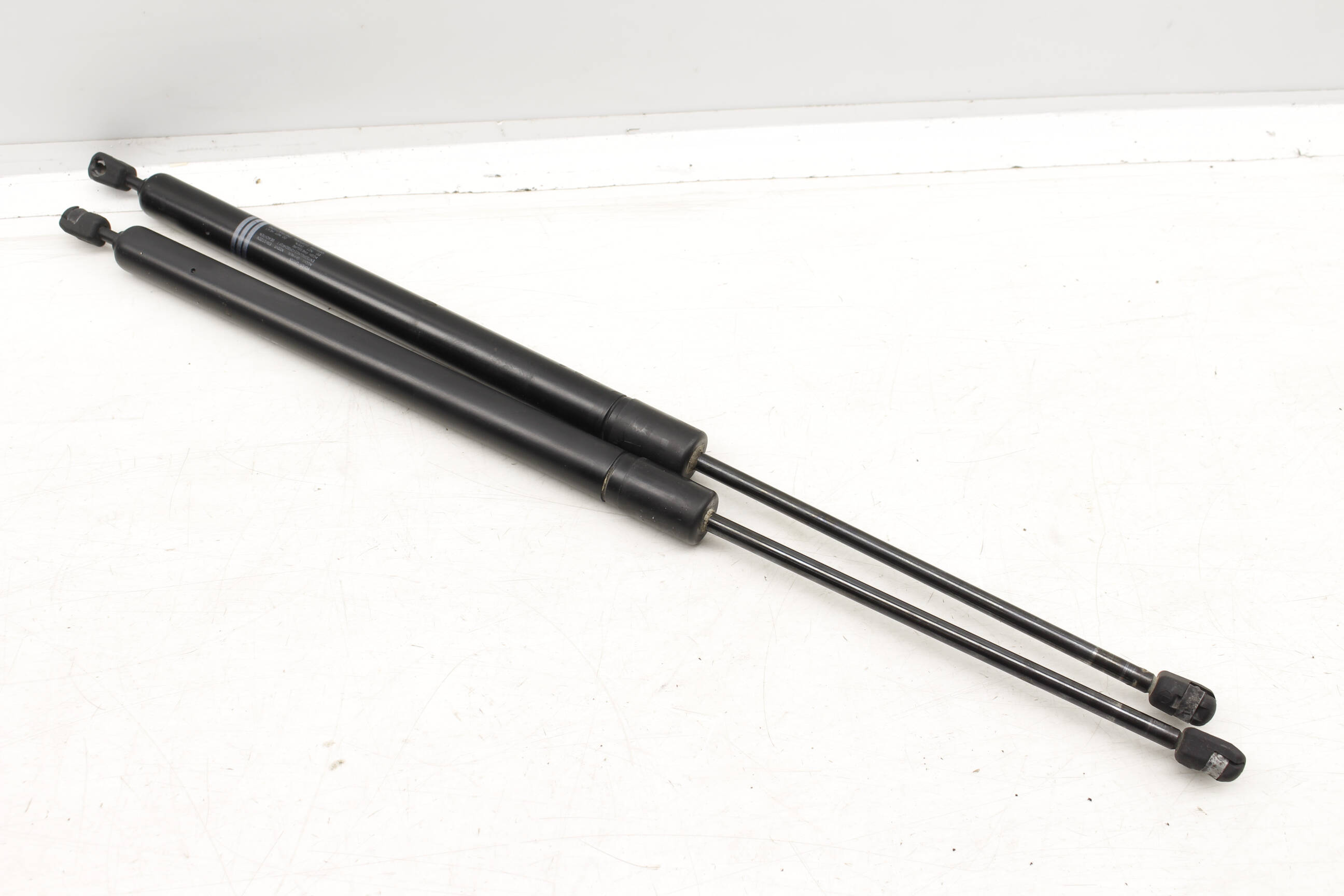 Trunk Hatch Strut / Shock Set 7D0829331F