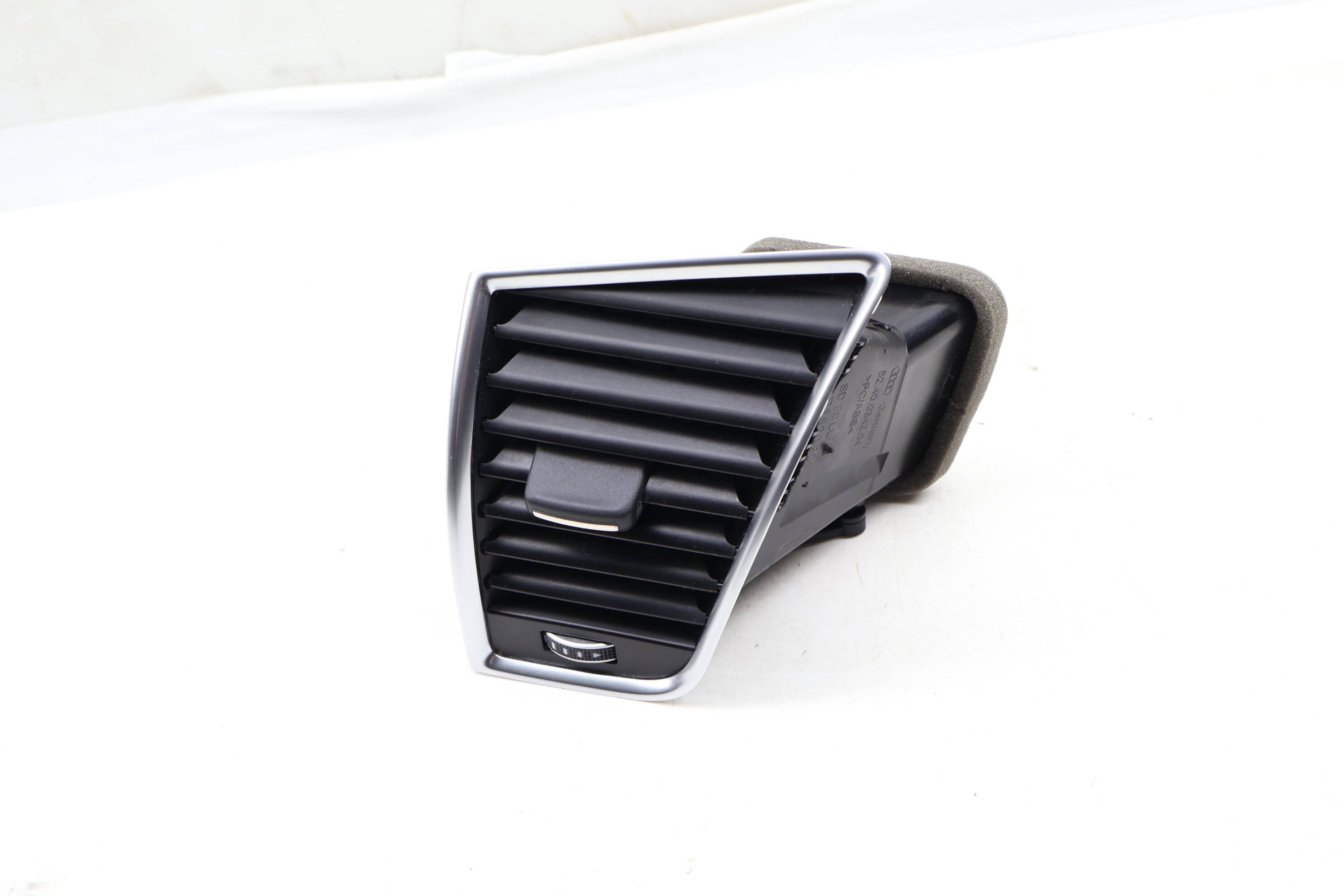 Dash Air Vent 8R1820901L