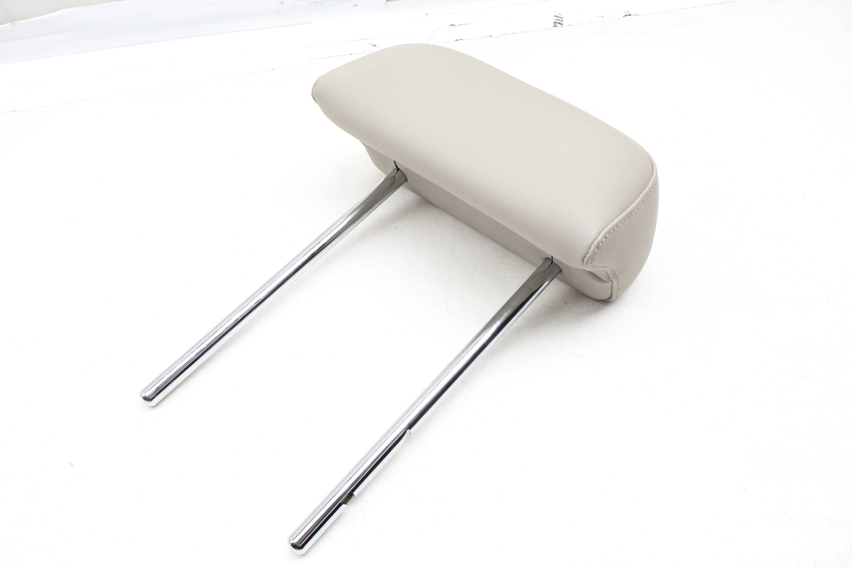 2Nd Row Center Headrest / Head Rest 3CN885900E