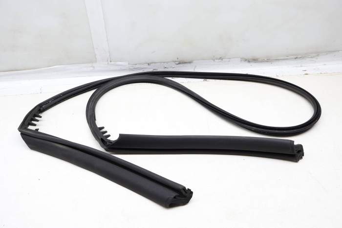 Convertible Top Seal / Weather Stripping 8V7871632 main product photo