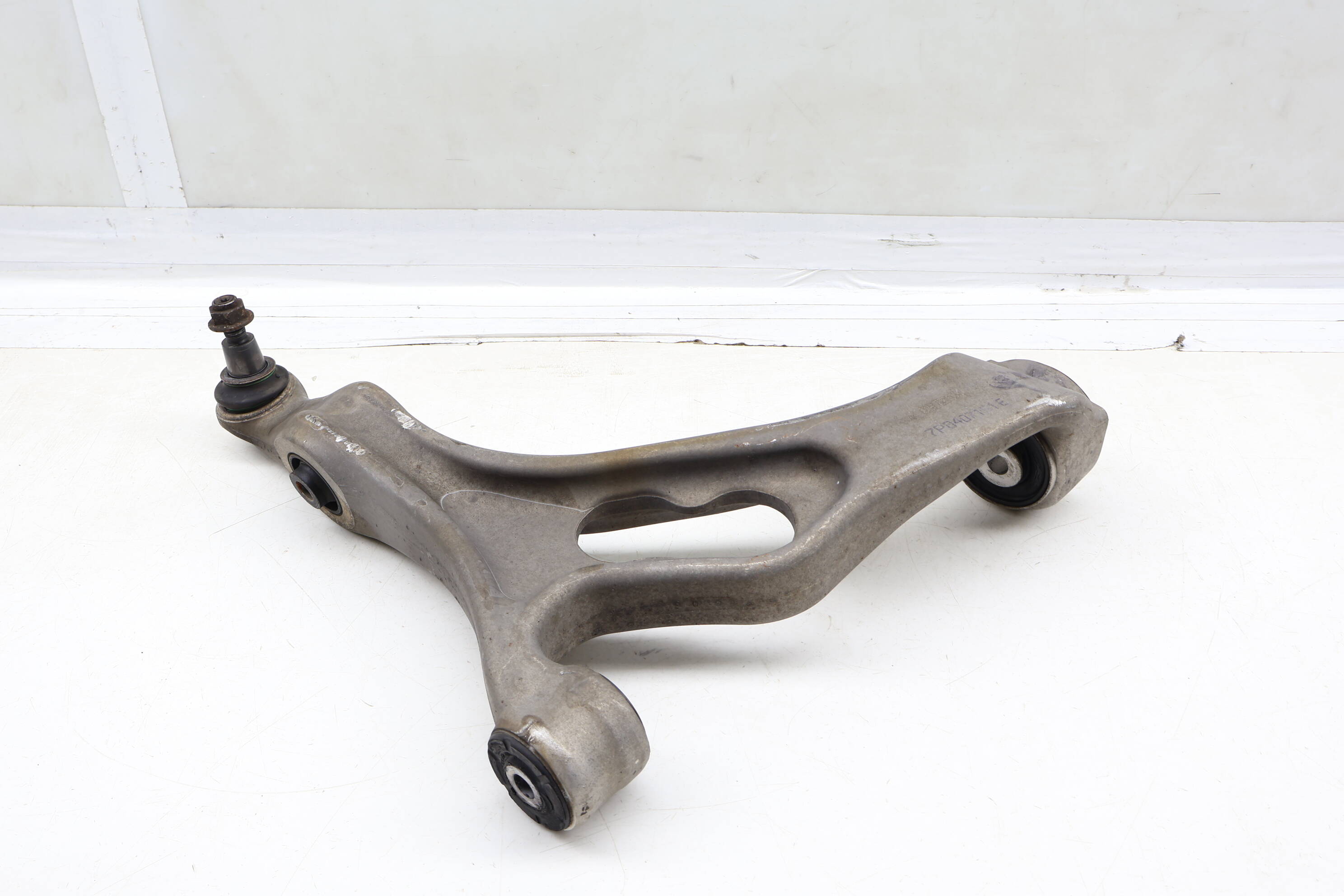 Lower Control Arm 7P0407151E