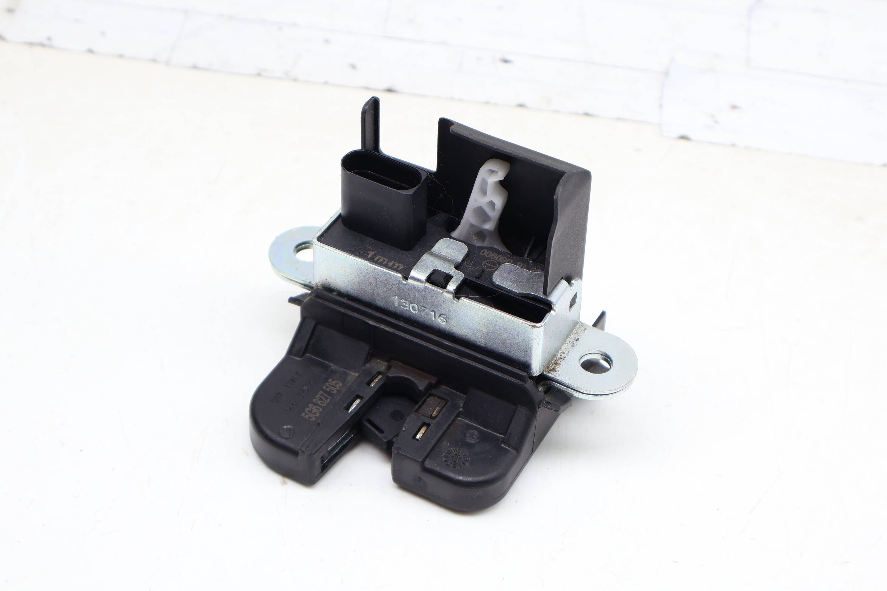 Trunk Hatch Lock / Latch 5G6827505