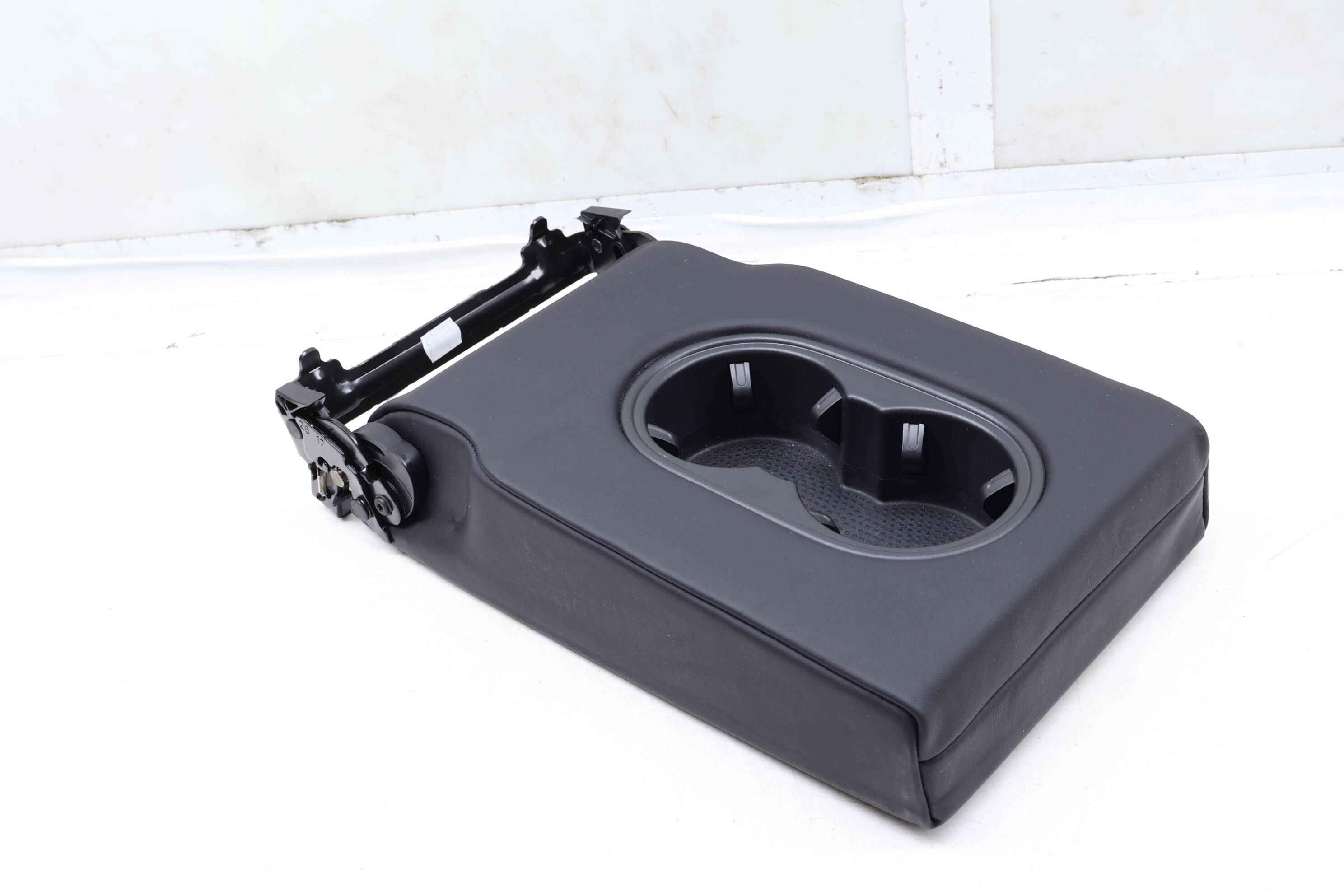 Seat Center Armrest / Cup Holder 7P5885081G 95852208110