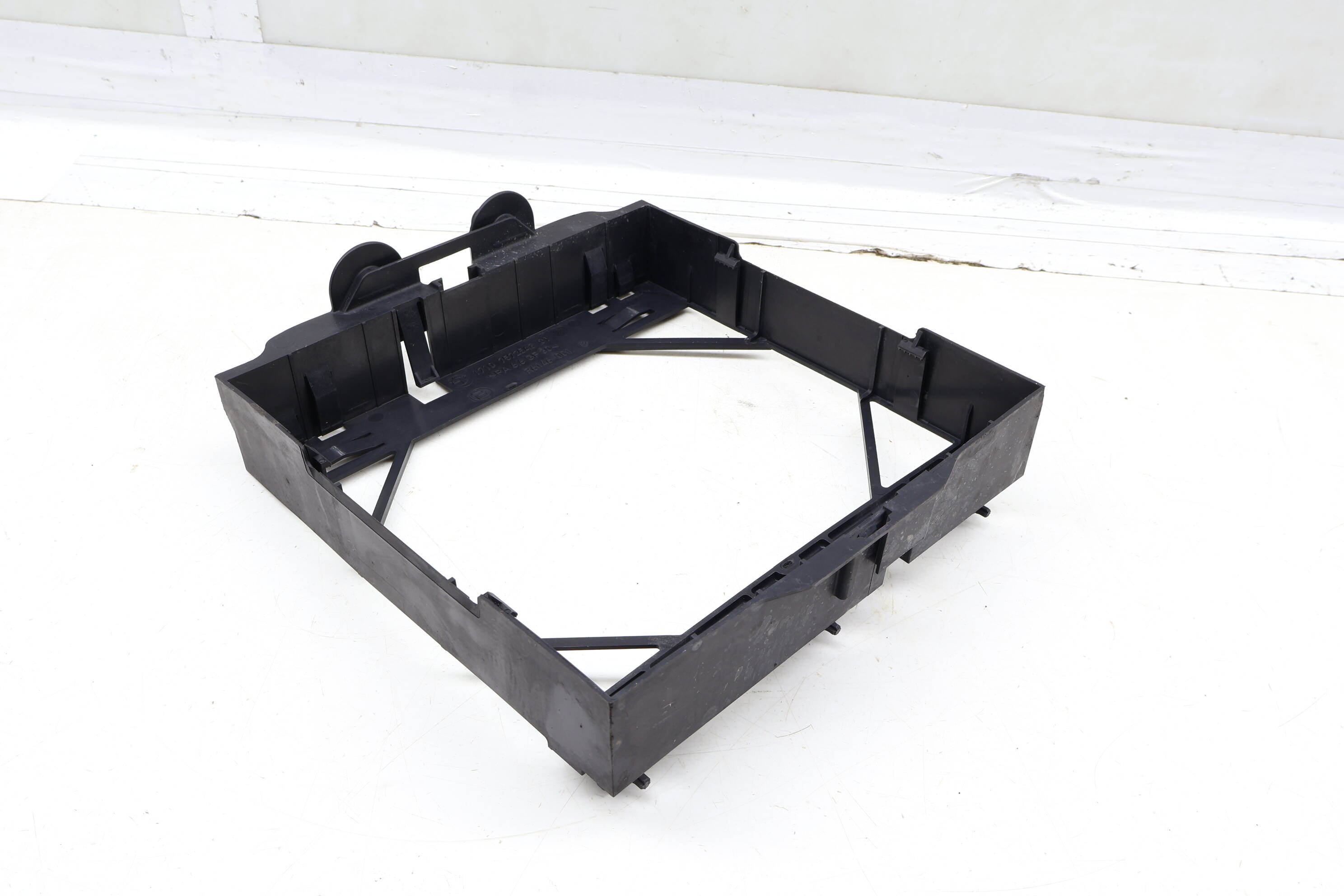 Auxiliary Radiator Cover / Bracket 17117572543