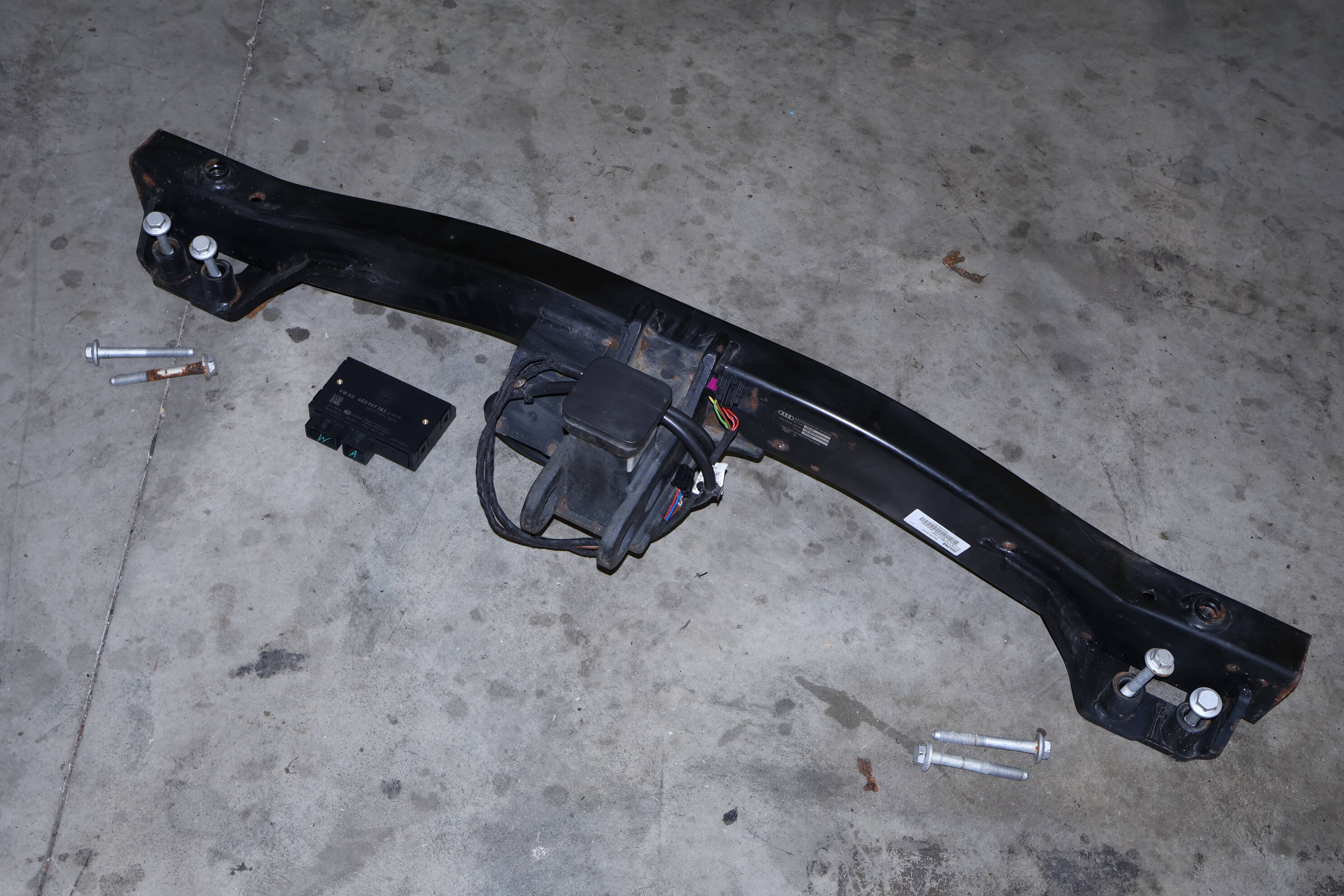 Bumper Reinforcement / Trailer Hitch Kit 4L0803921F