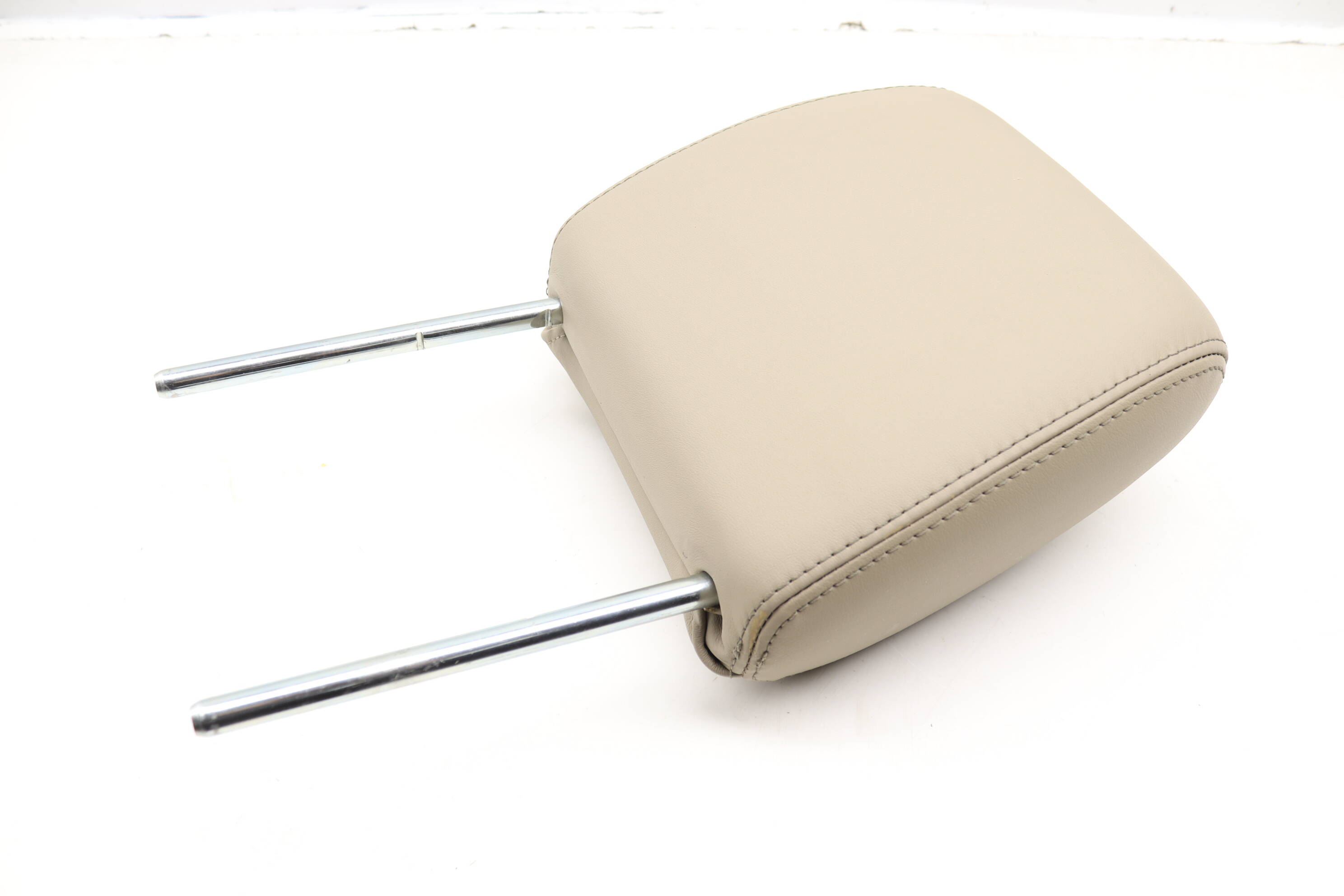 2Nd Row Headrest / Head Rest LR008401