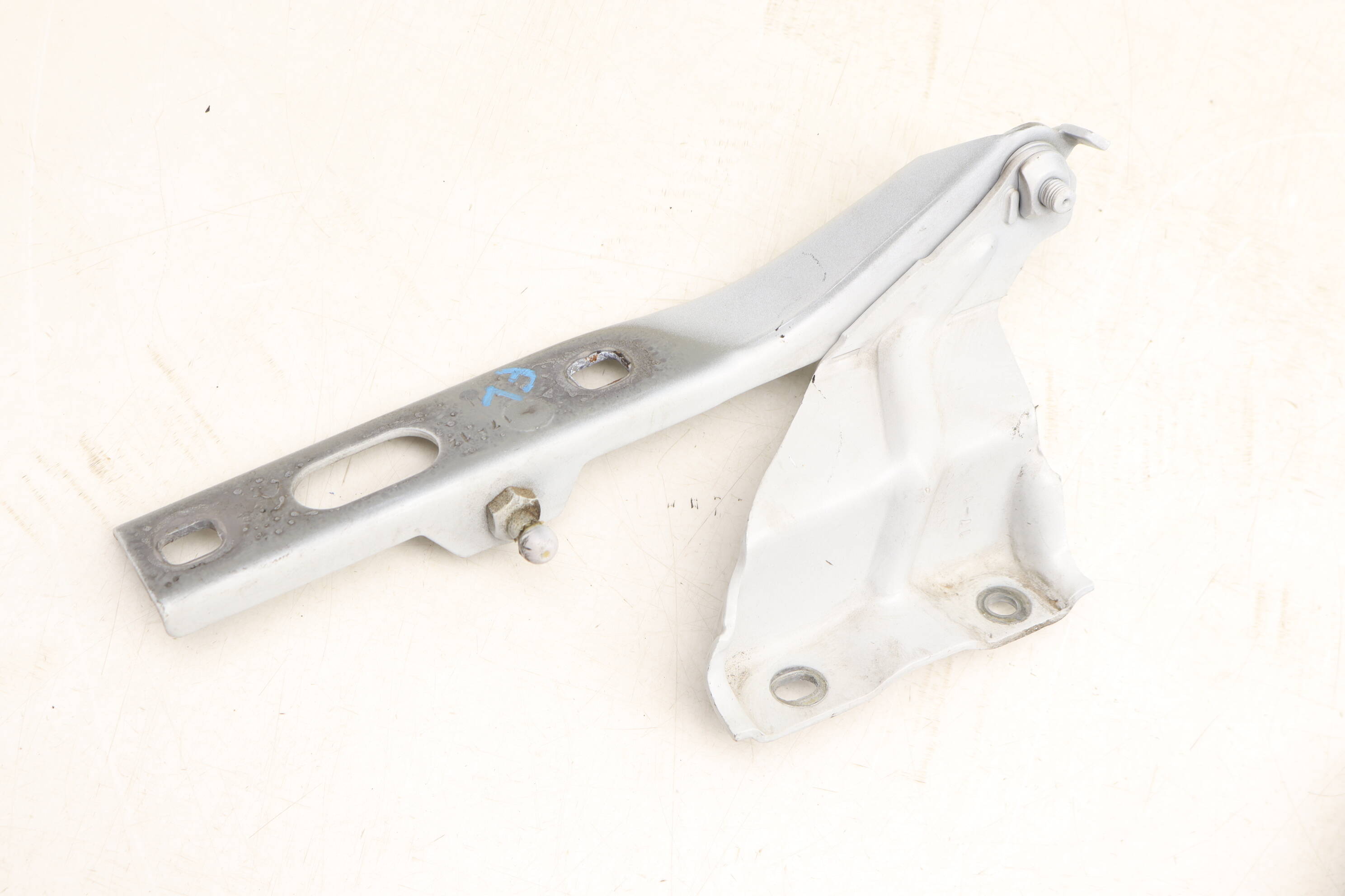 Hood Hinge 8R0823301A