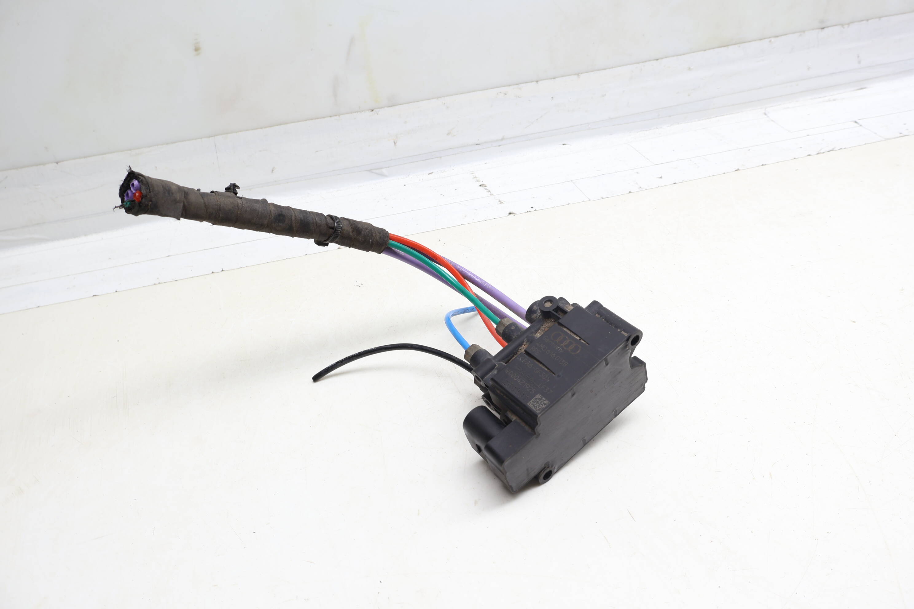 Suspension Valve Block / Control Unit 4M0616013B