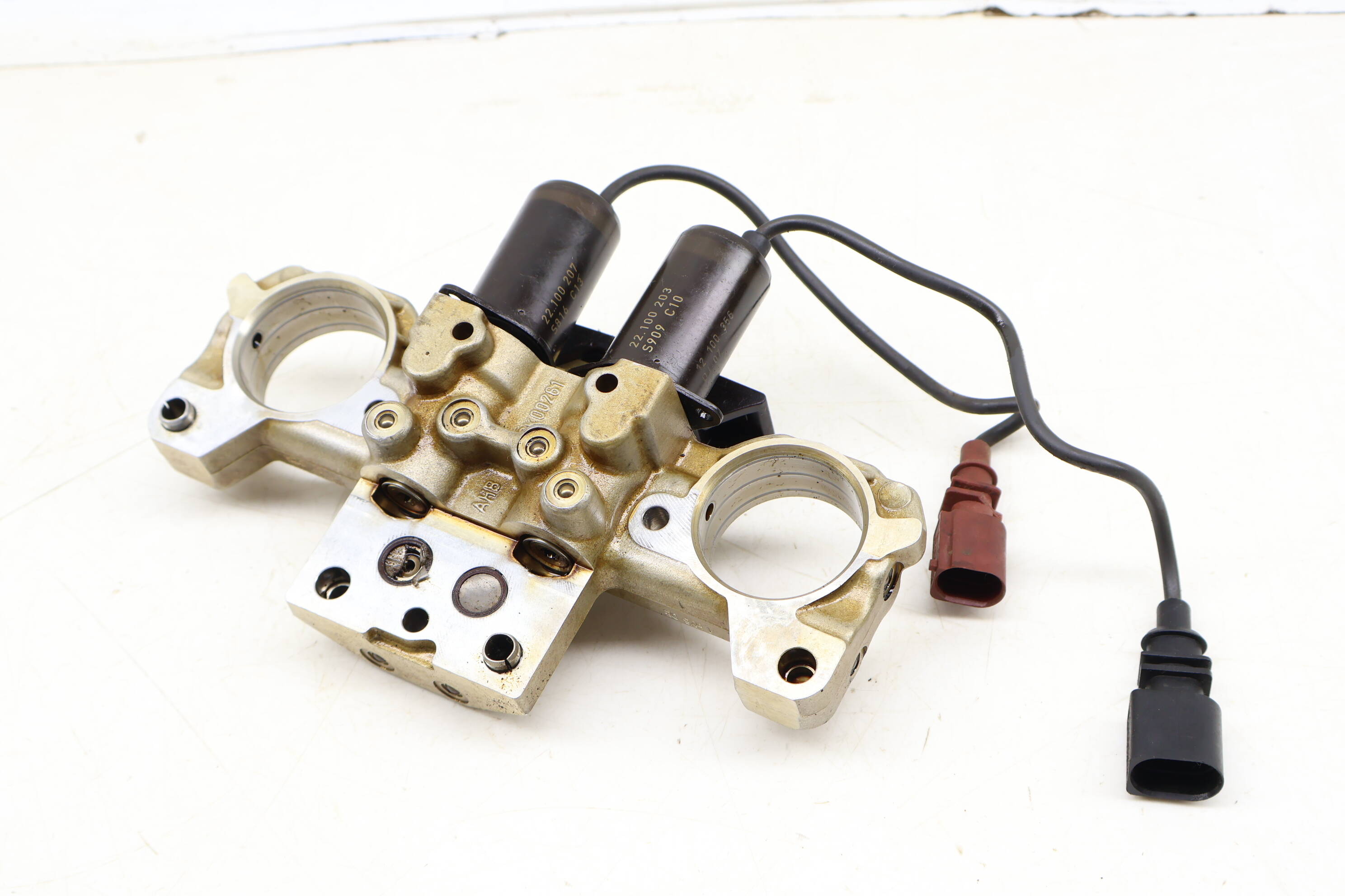 Timing Chain Tensioner / Case W/ Solenoids 07C109210E