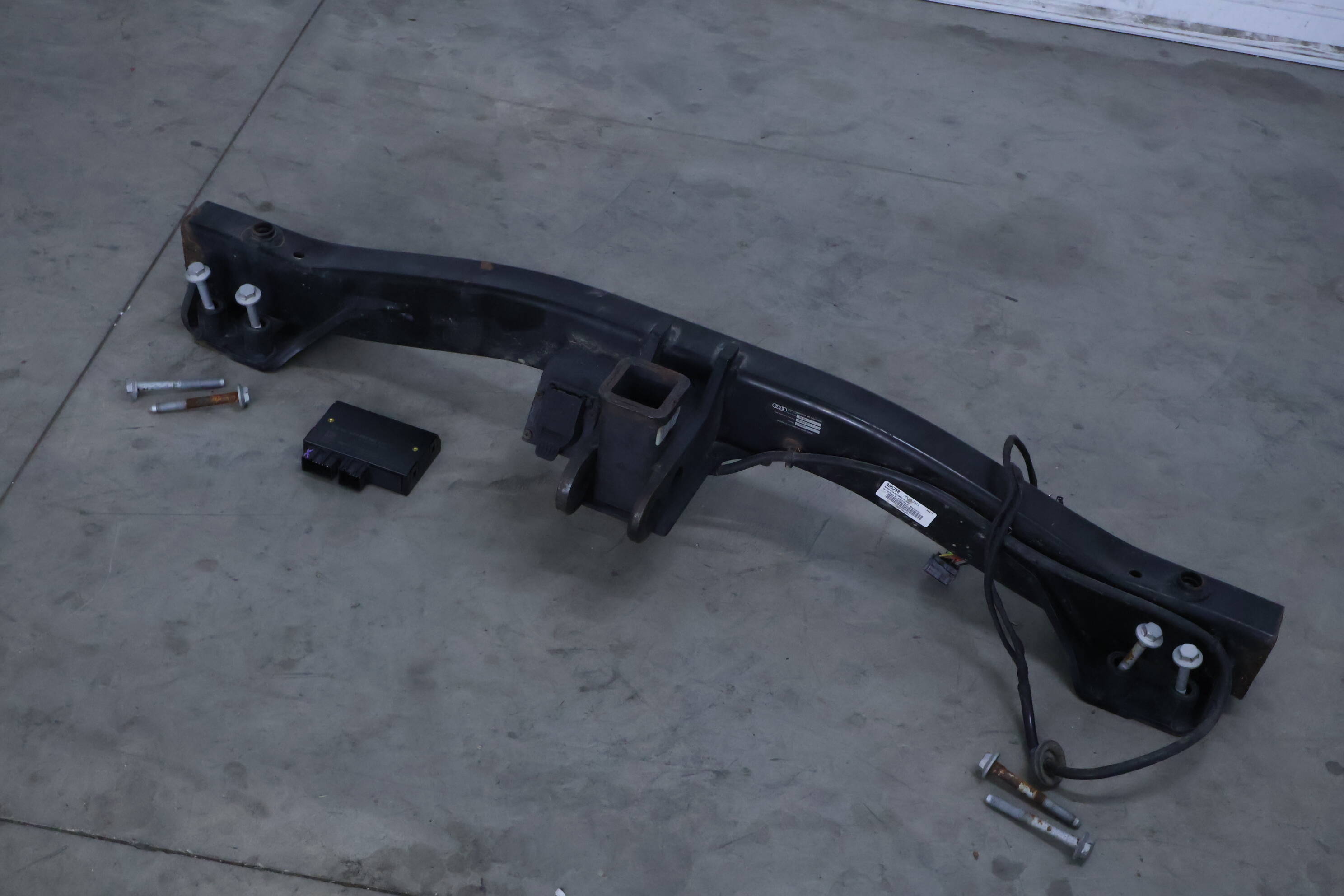 Bumper Reinforcement / Trailer Hitch Kit 4L0803921F