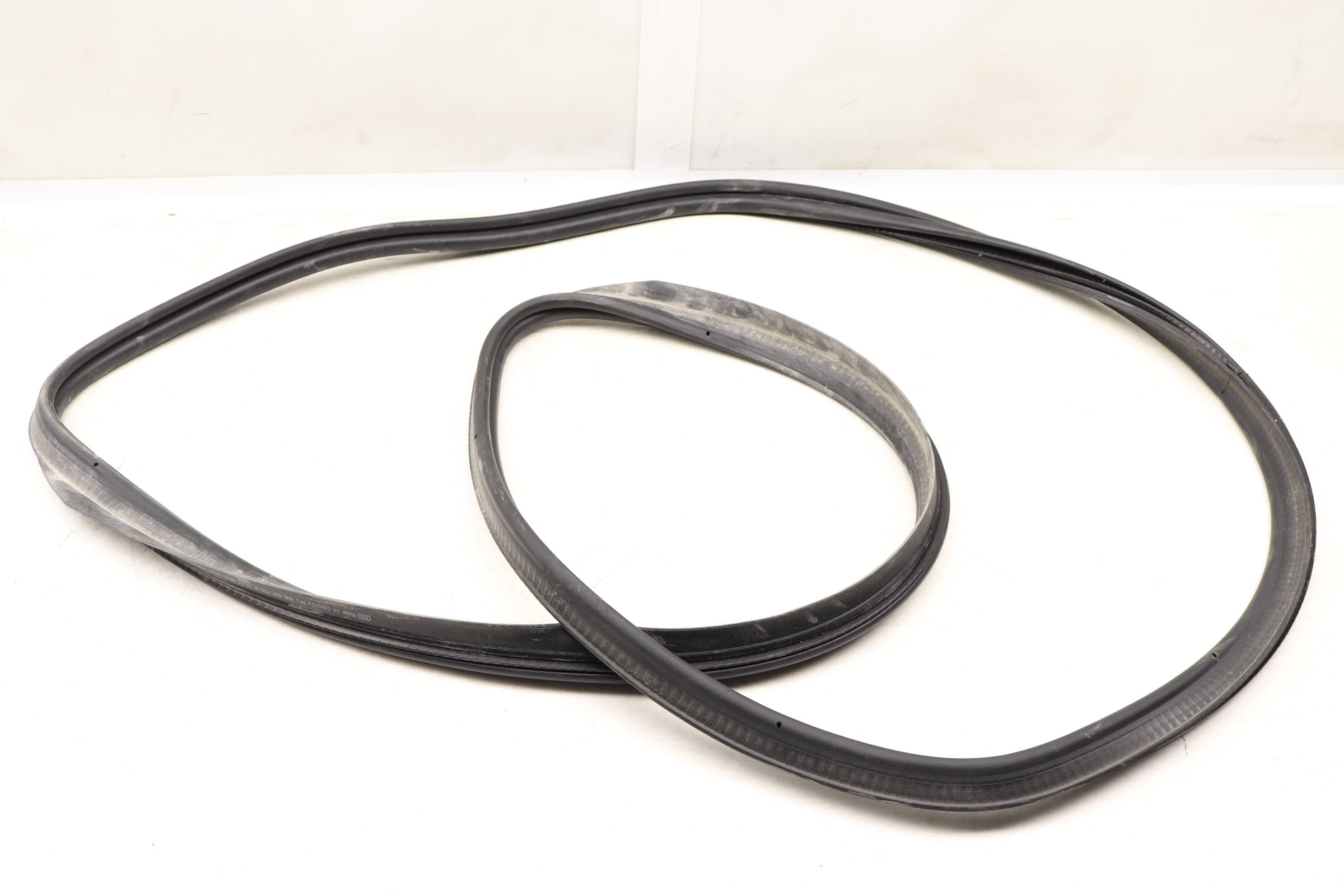 Trunk Lid Seal / Weather Stripping 8W5827705D