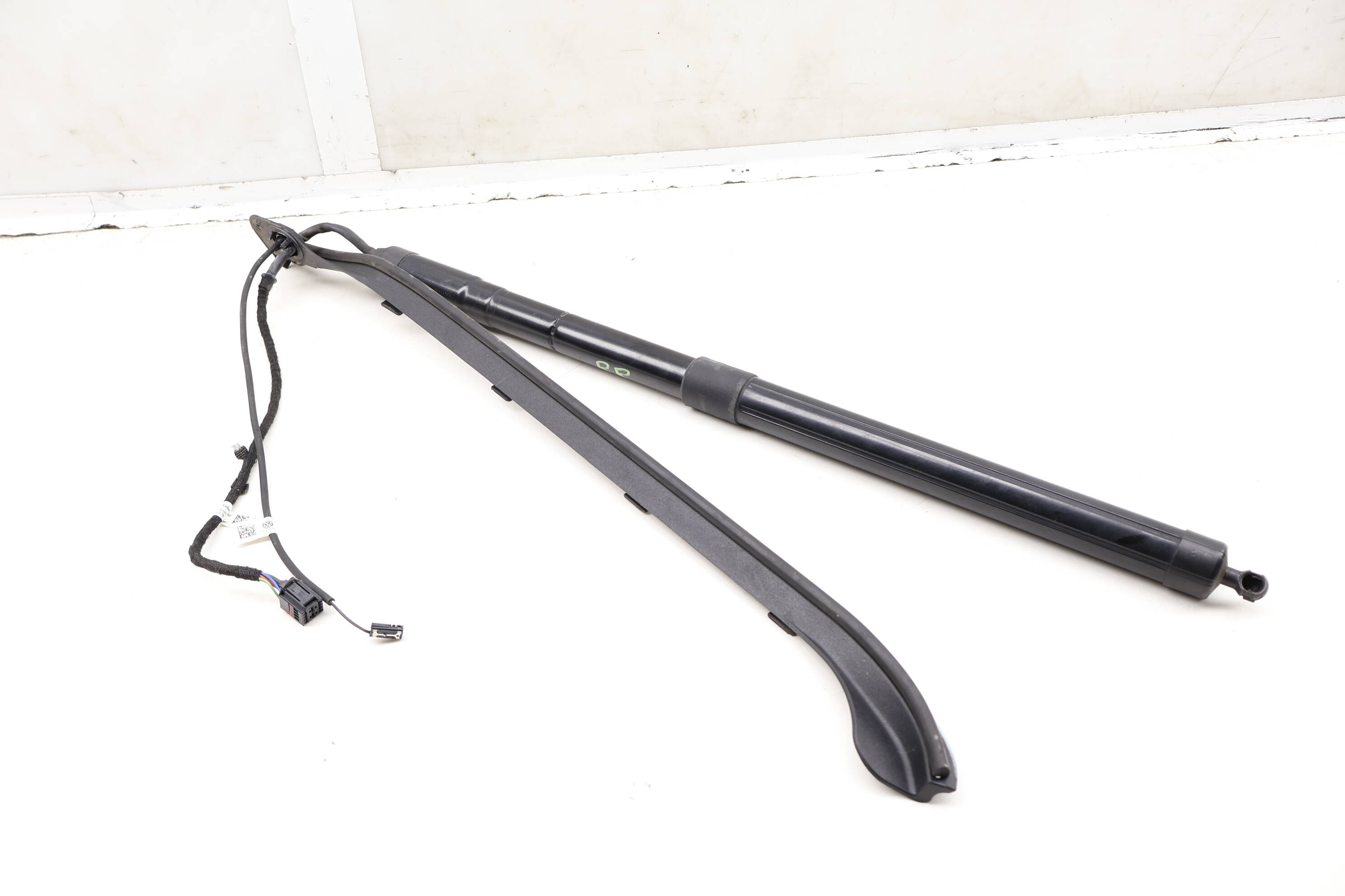 Trunk Hatch Strut / Drive Unit W/ Trim 7P6827712