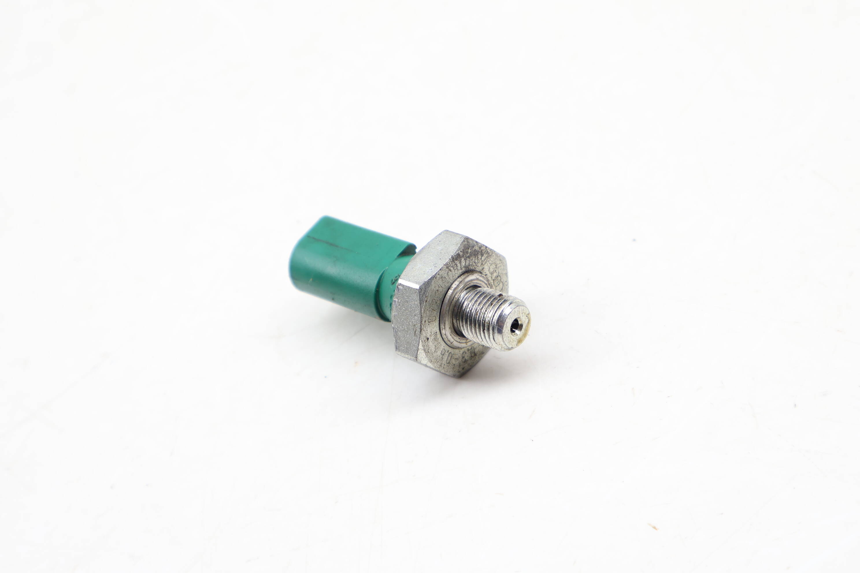 アオ　0710 Audi Engine Oil Pressure Sensor / Switch 079919081D