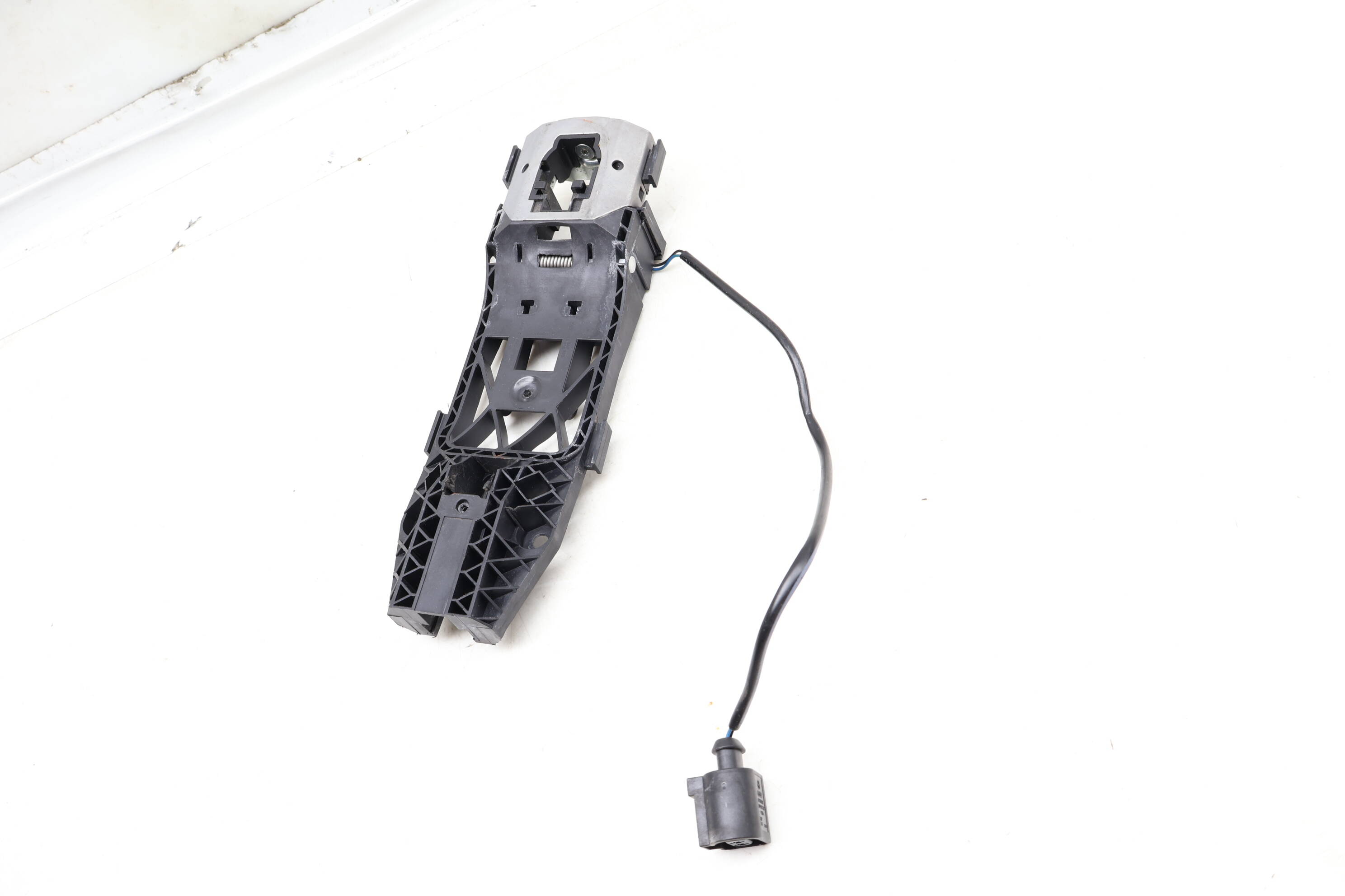 Exterior Door Handle Bracket 7P5837885B 95853188502