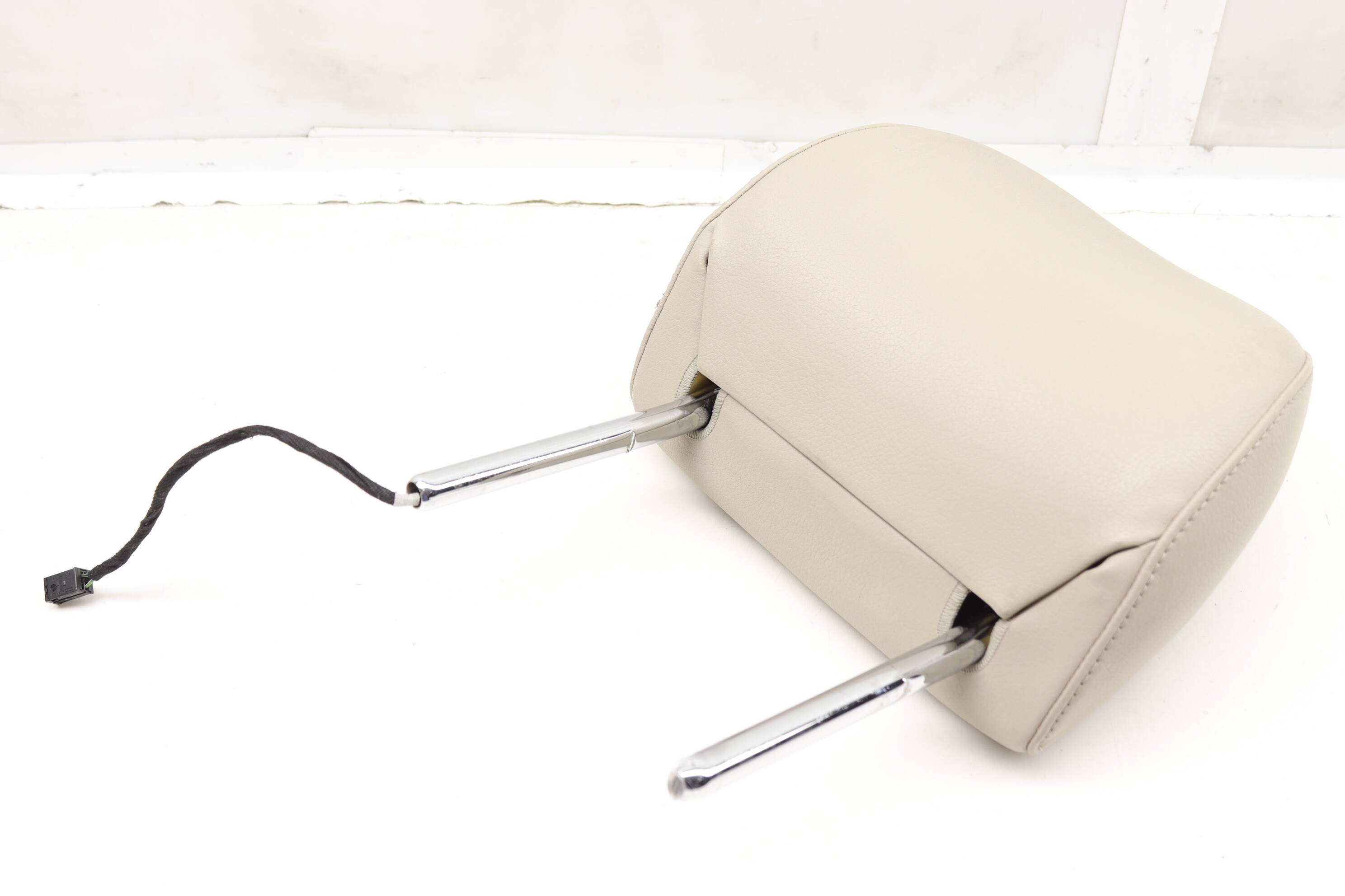 Headrest / Head Rest 8T0881921B