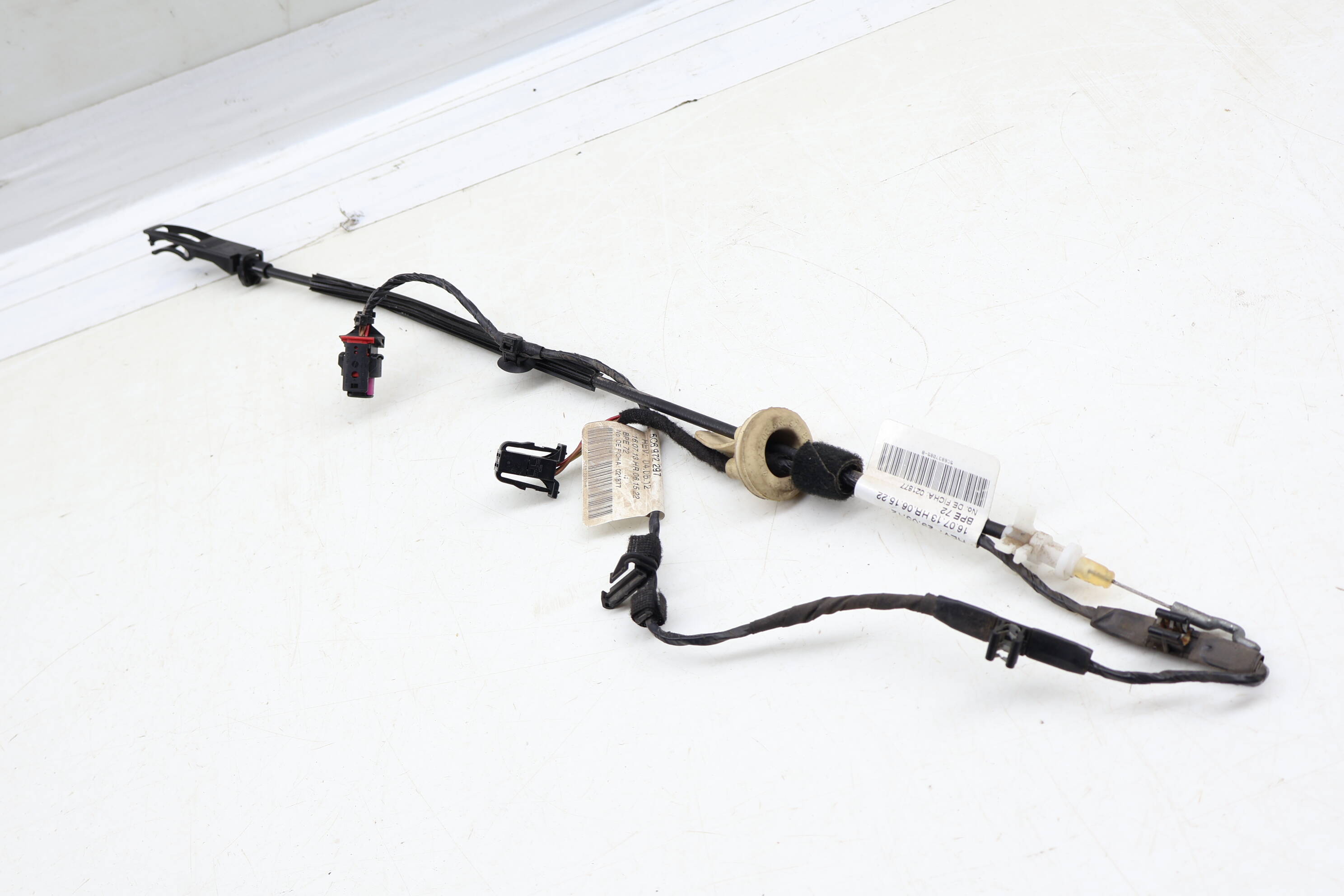 Interior&#x20;Door&#x20;Handle&#x20;Release&#x20;&#x2F;&#x20;Bowden&#x20;Cable&#x20;5C6837085B