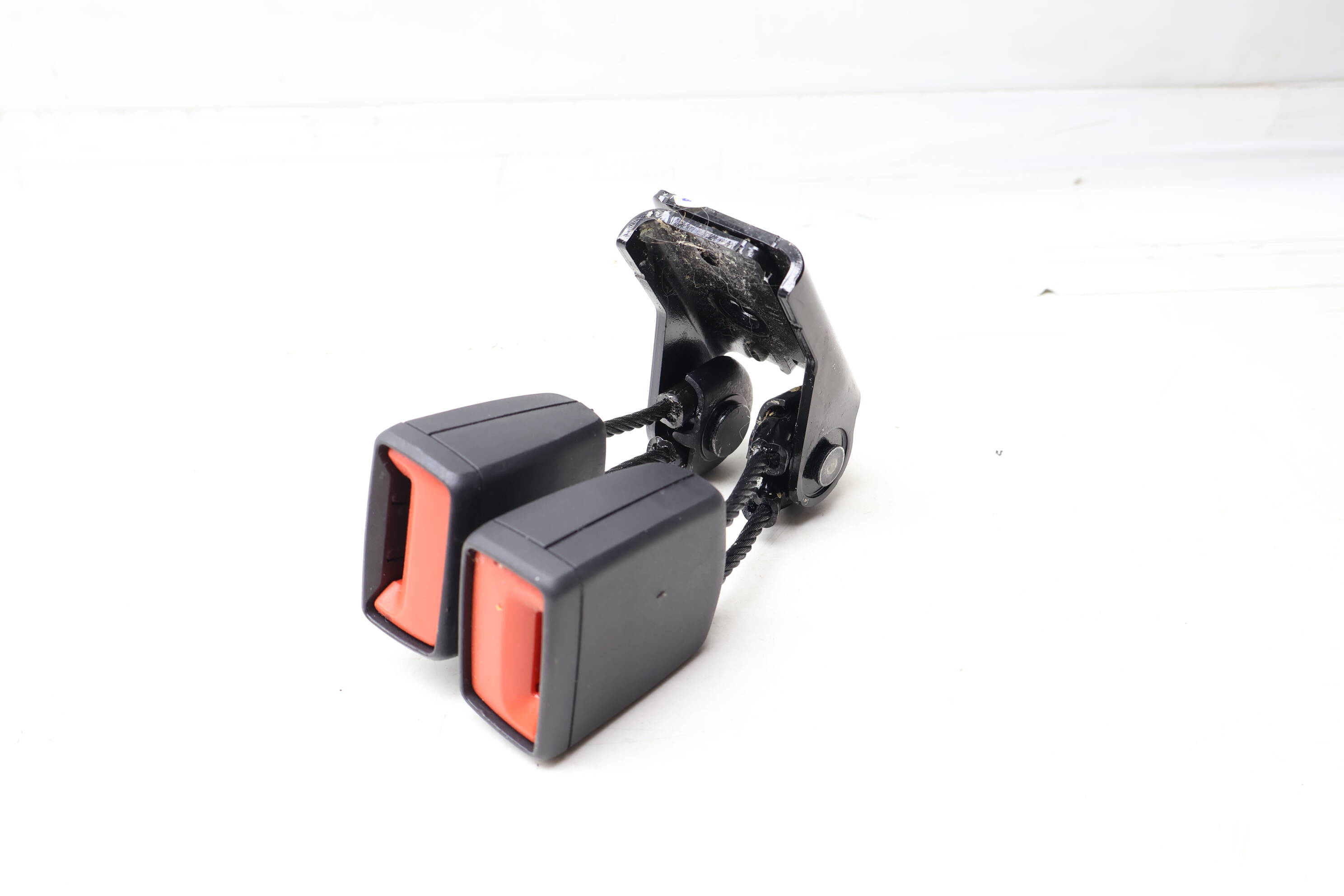 Seat Belt Buckle / Receiver (Double) 11K857739