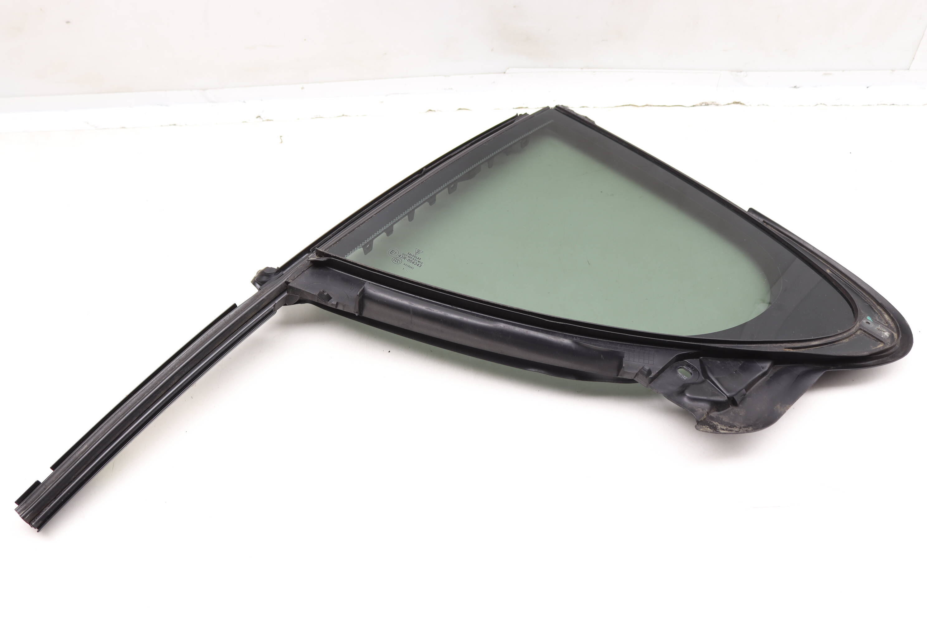 Side Door Window Quarter Glass 97054431112