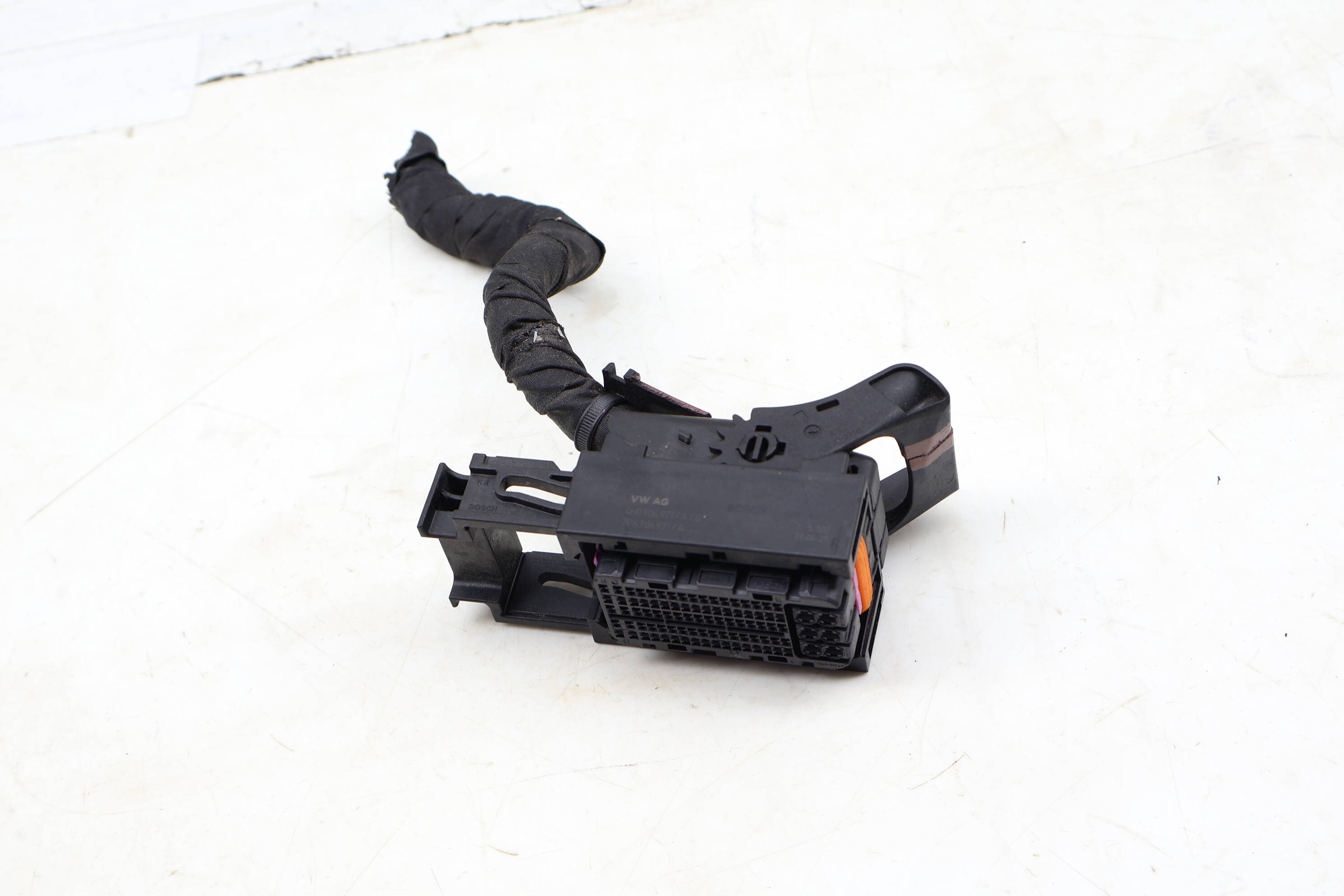 Ecu / Engine Module Wiring Connector / Pigtail (91-Pin) 4H0906971