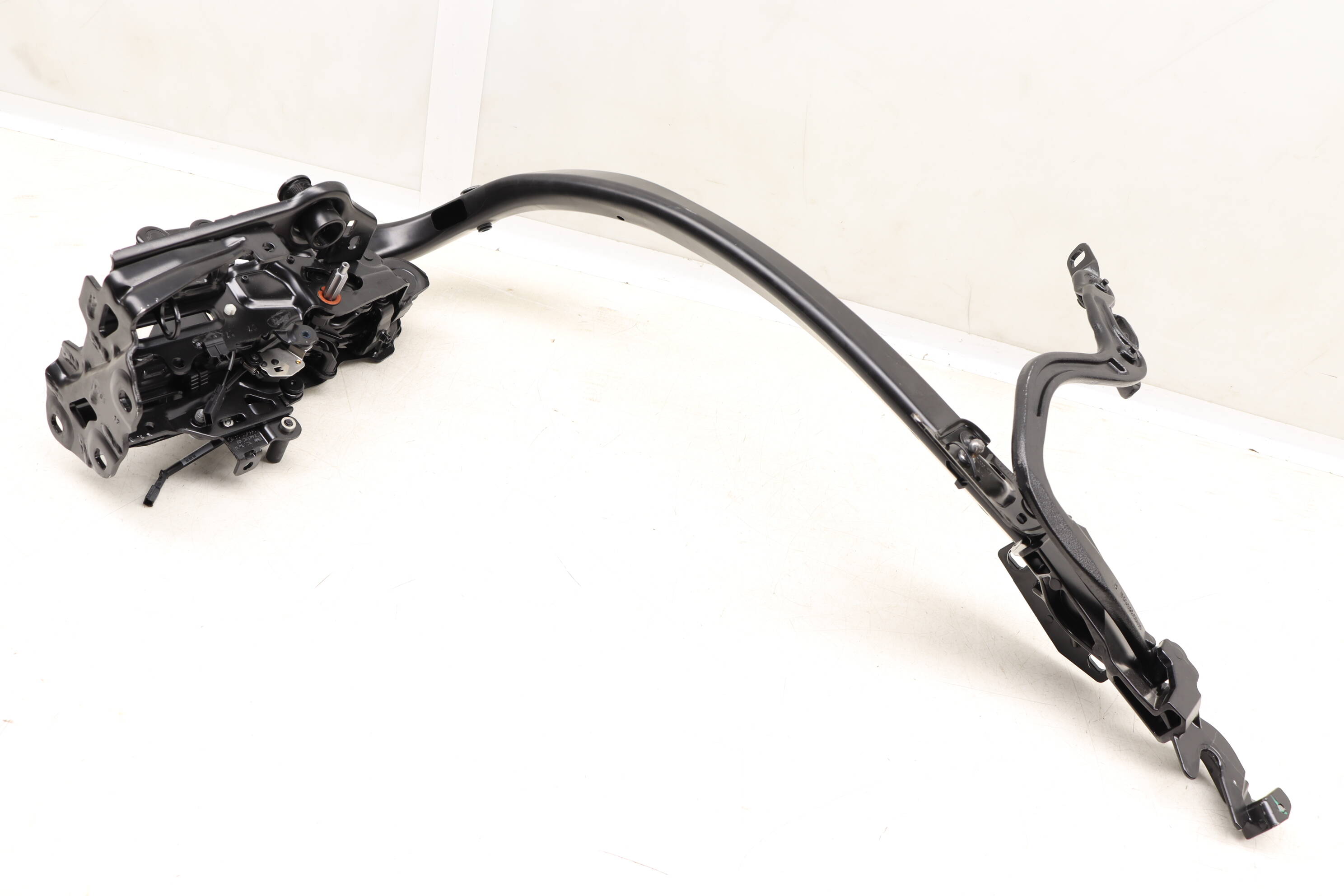 Convertible&#x20;Top&#x20;Hinge&#x20;Assembly&#x20;54377401032