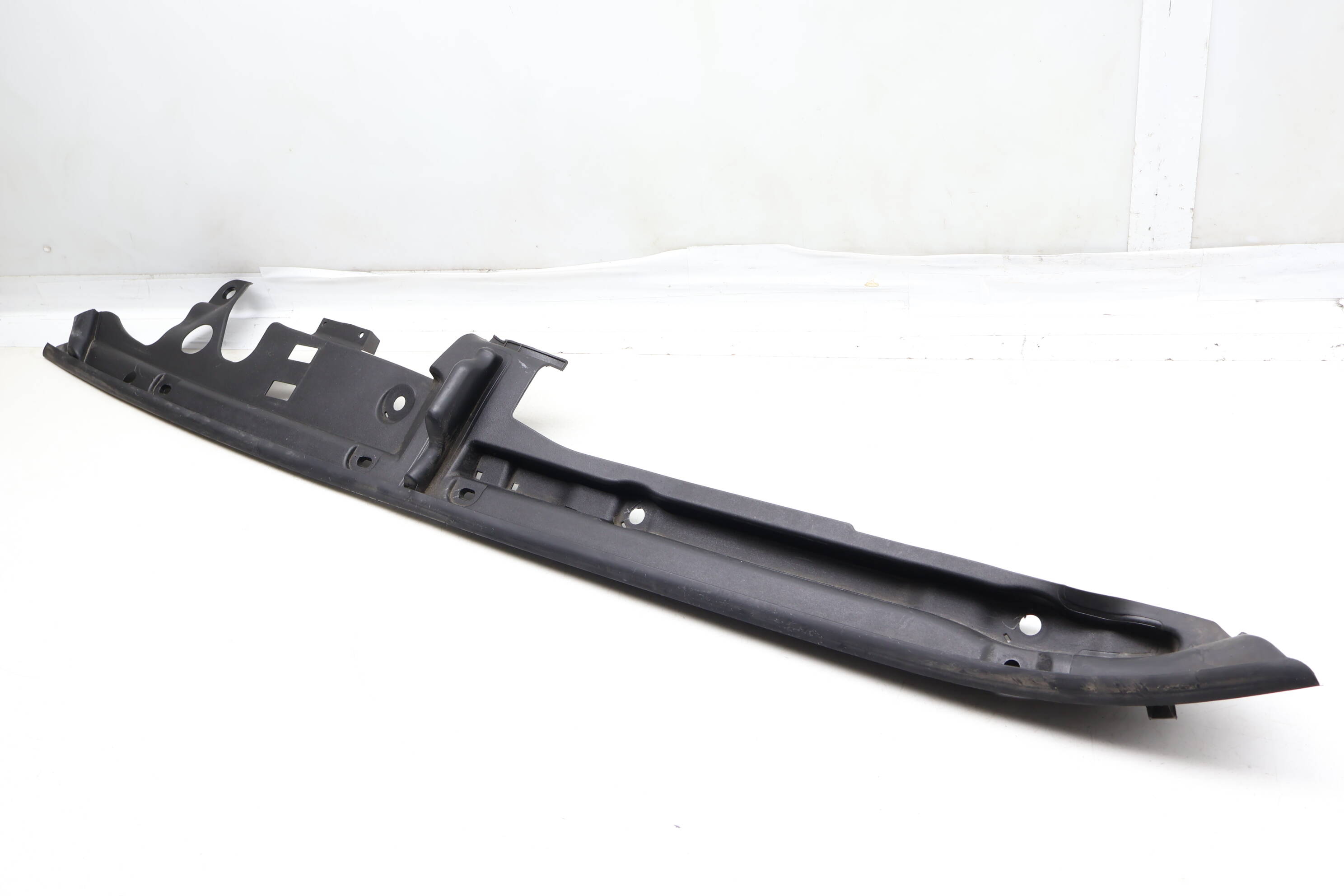 Outer&#x20;Radiator&#x20;Support&#x20;&#x2F;&#x20;Cover&#x20;51767349605