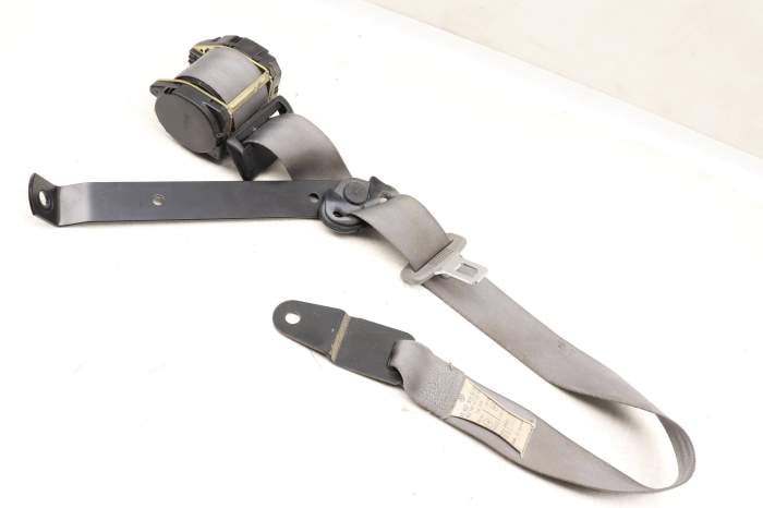 2Nd Row Seatbelt / Seat Belt Retractor 703857815D main product photo