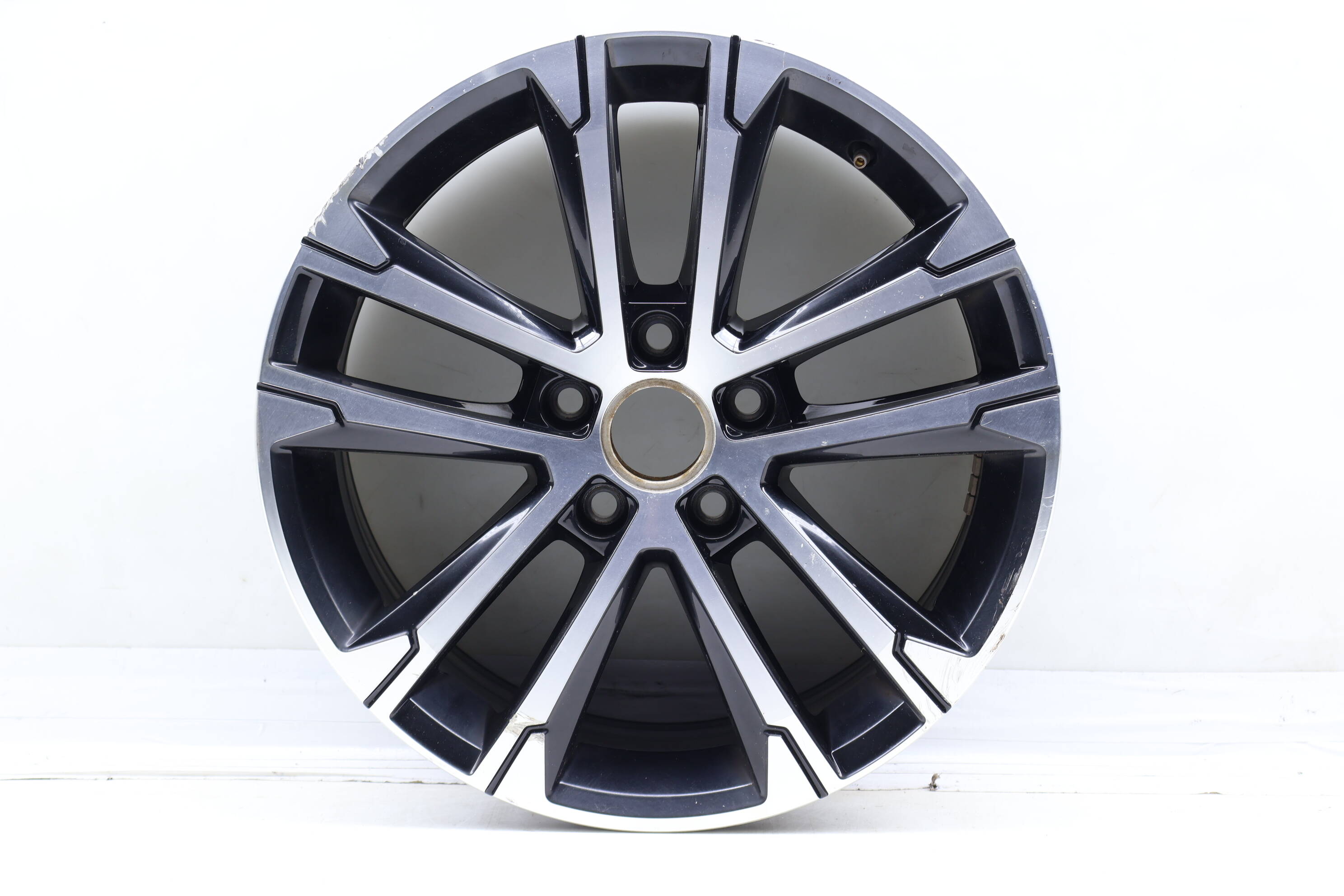 17" Inch Alloy Rim / Wheel (Singapore) 5G0601025AK