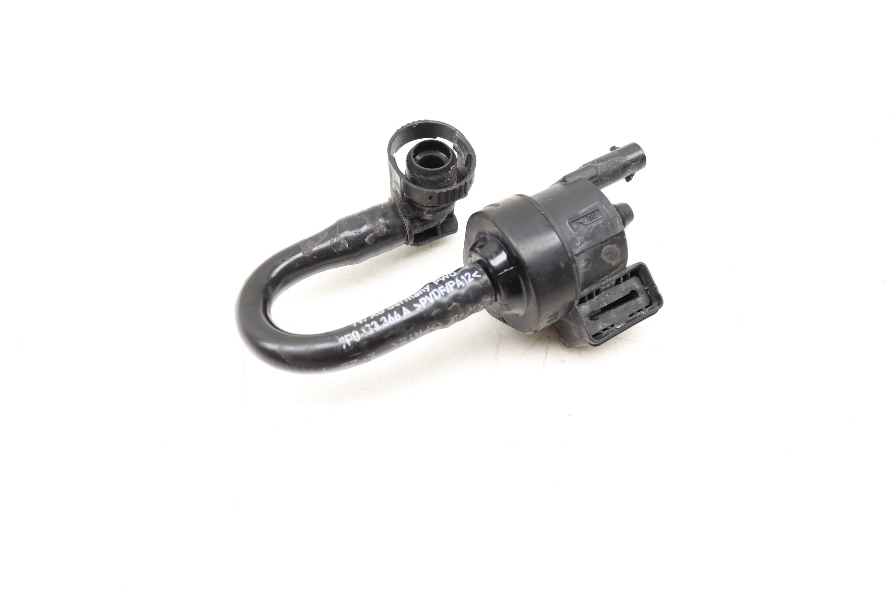 Vacuum / Breather Hose W/ Purge Valve 7P0133366A 95811002010
