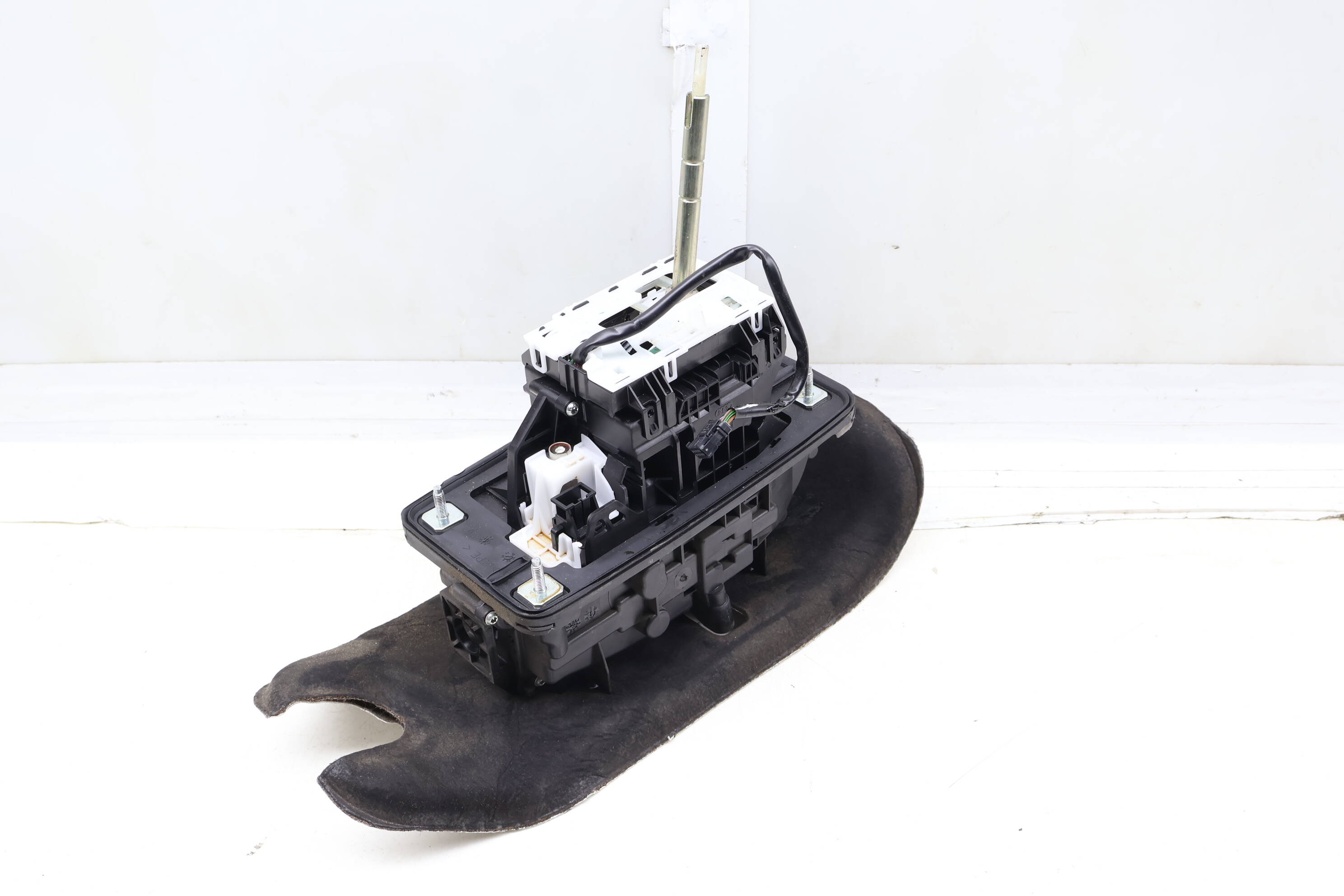 Automatic Shift / Shifter Assembly 8R1713041M