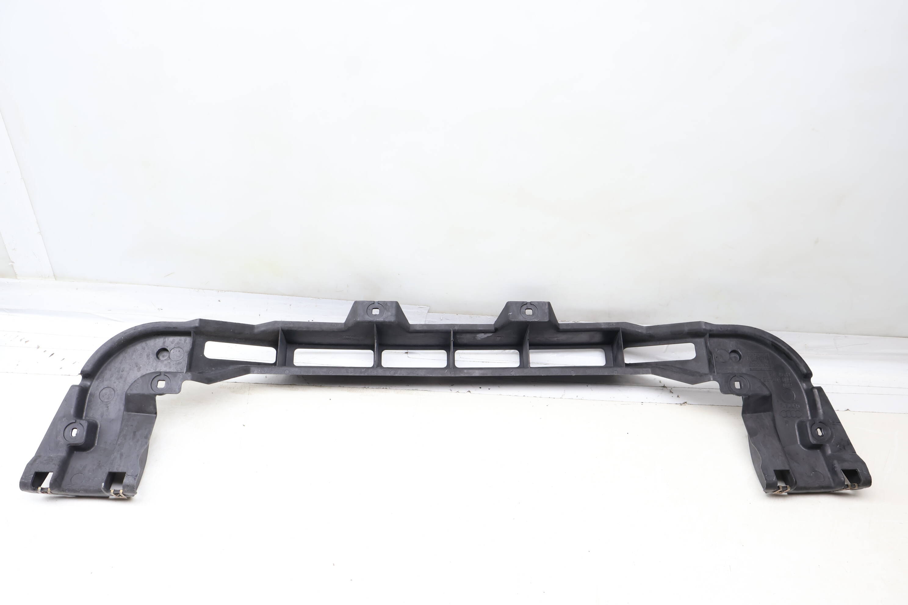 Center Bumper Guide / Bracket 8N0807458A