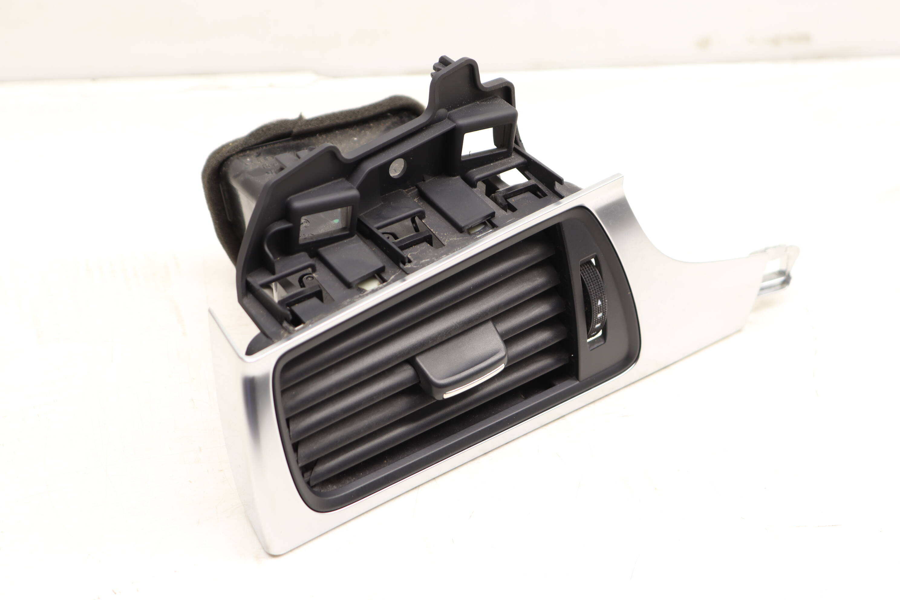 Dash Air Vent W/ Trim 4G1820901C