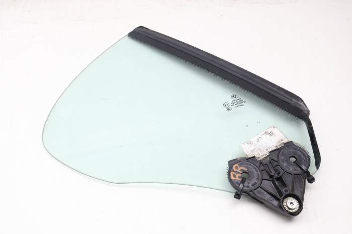 Quarter Window Glass 51377192302 main product photo