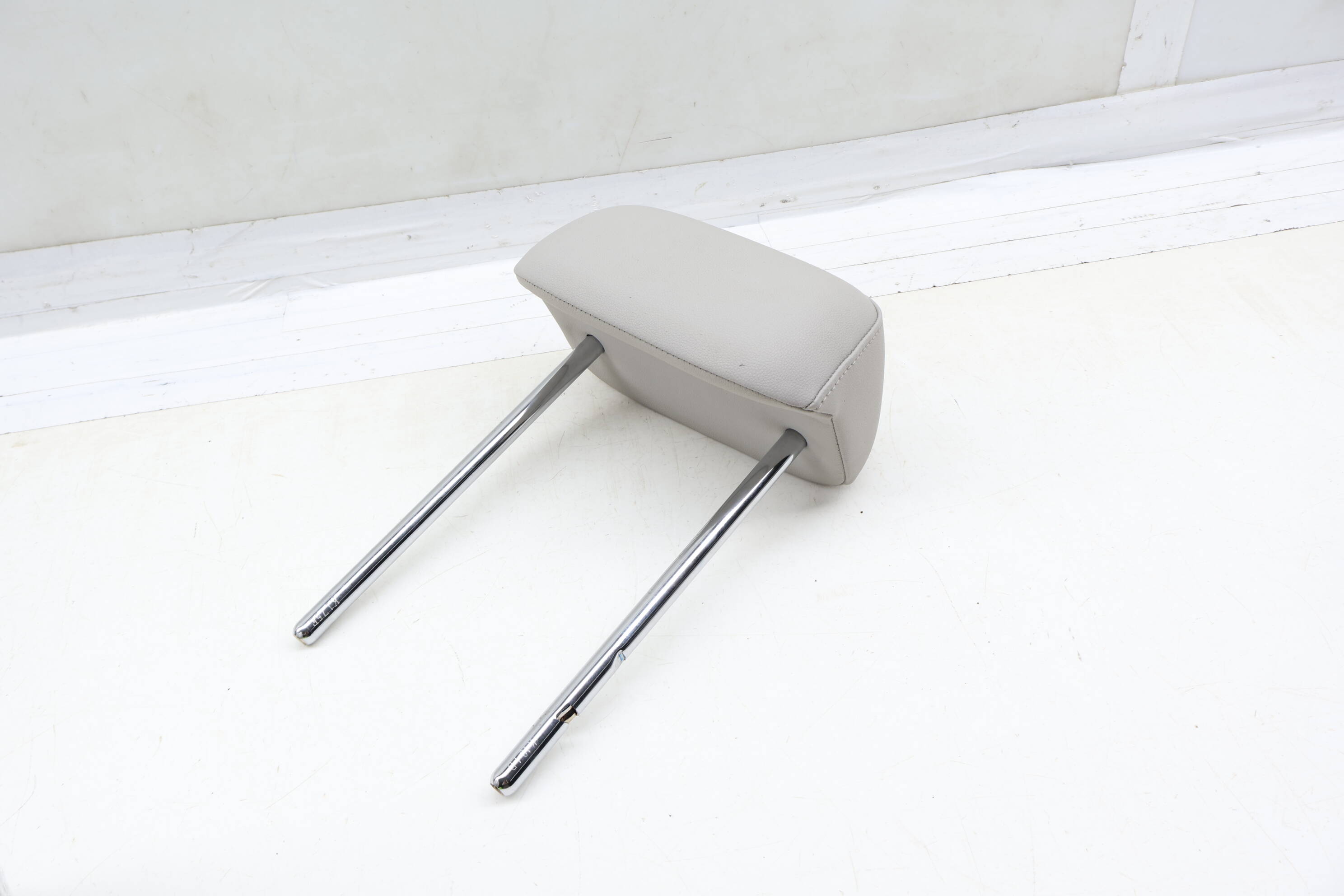 Center Headrest / Head Rest 5NN885902B