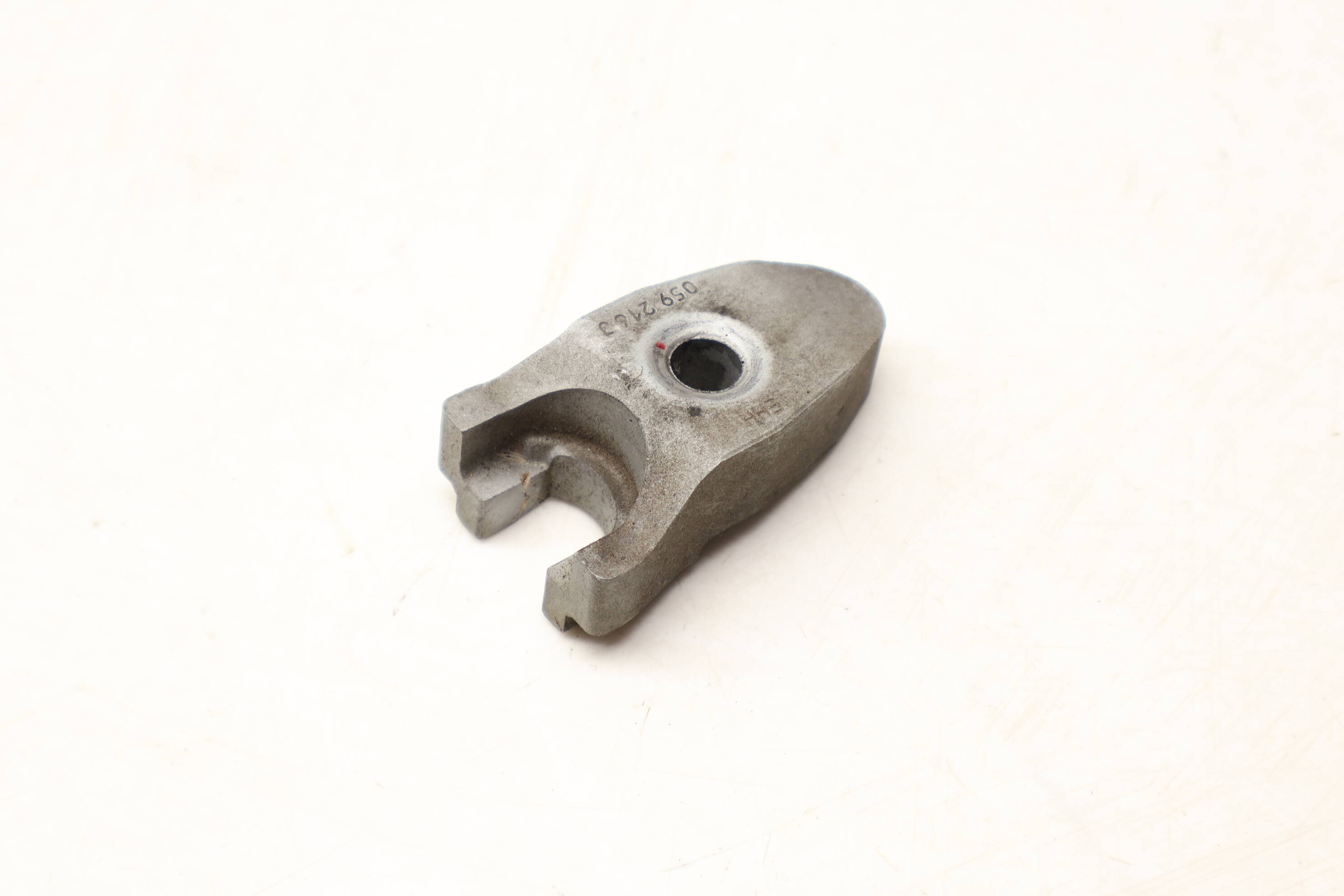 Fuel Injector Retaining Plate 059130216J 95811021600