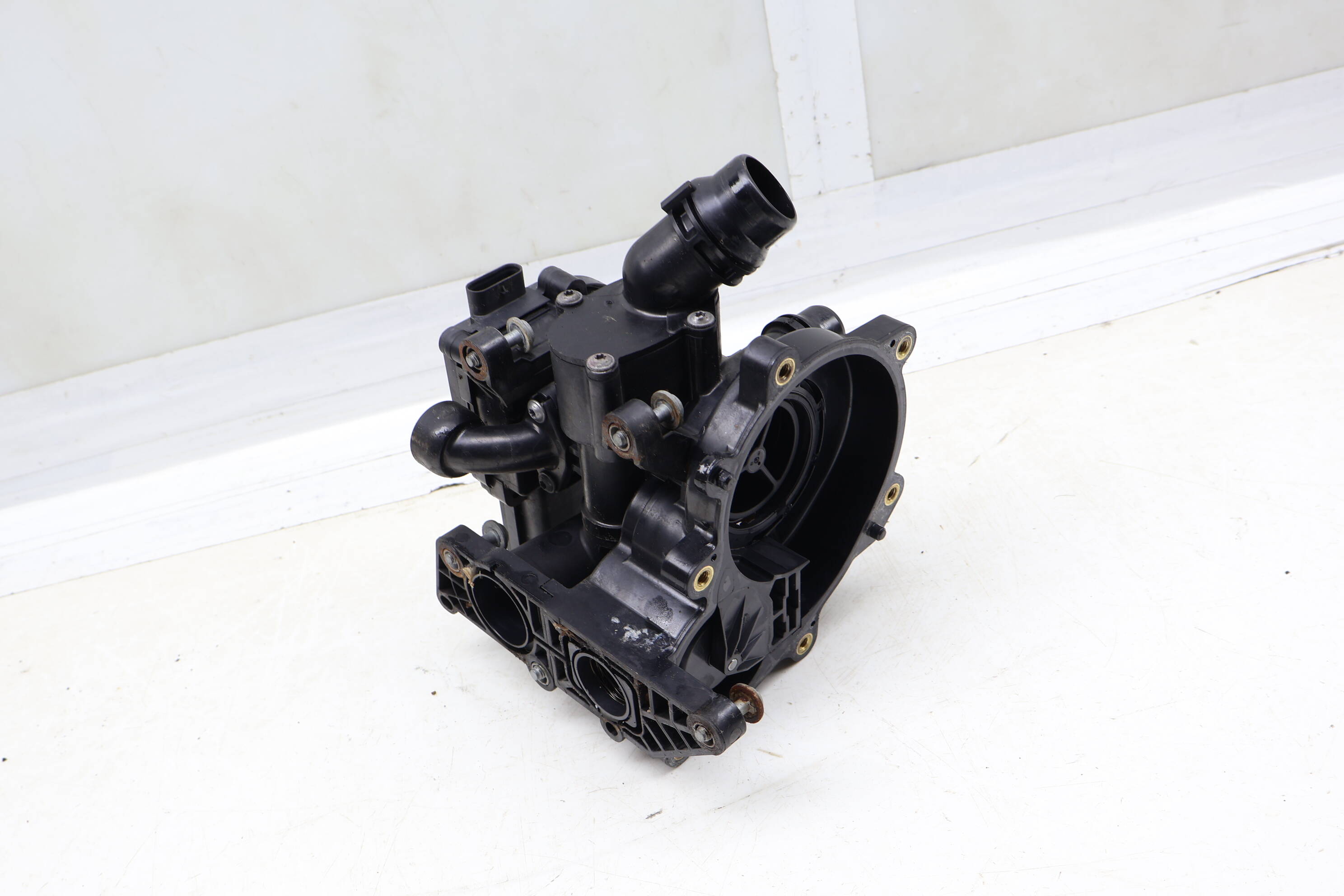 Thermostat / Housing 06L121111M