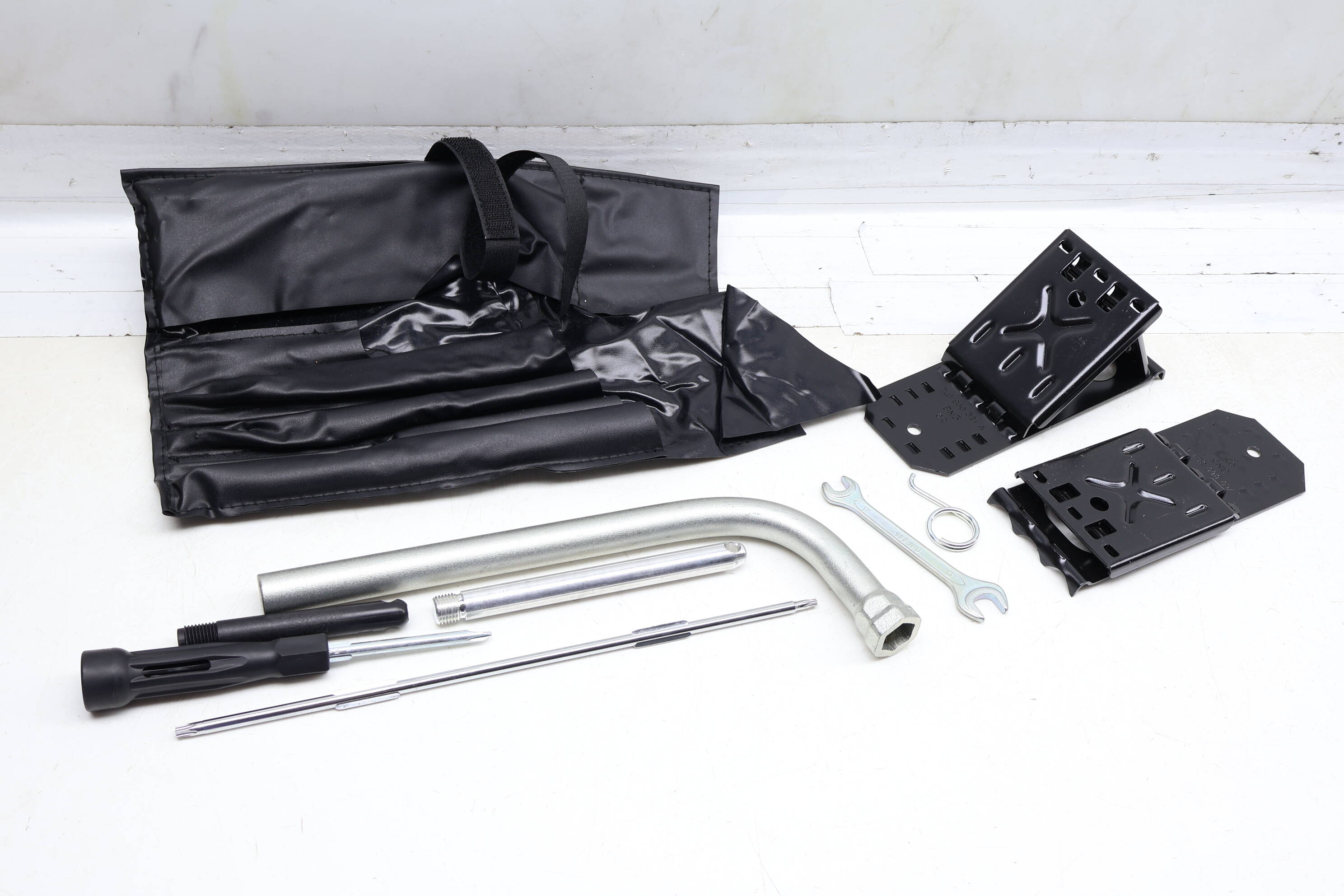 Tool Kit W/ Wheel Chock Set 8R0012115A