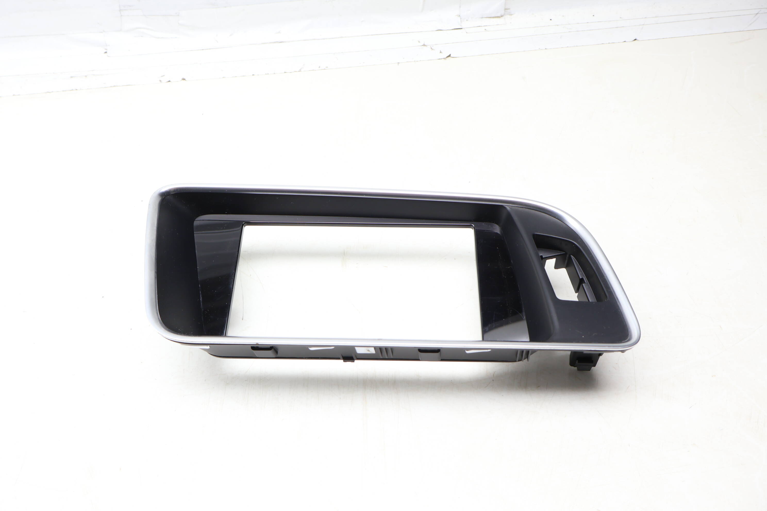 Center Dash Display Trim / Bezel 8R1857186S