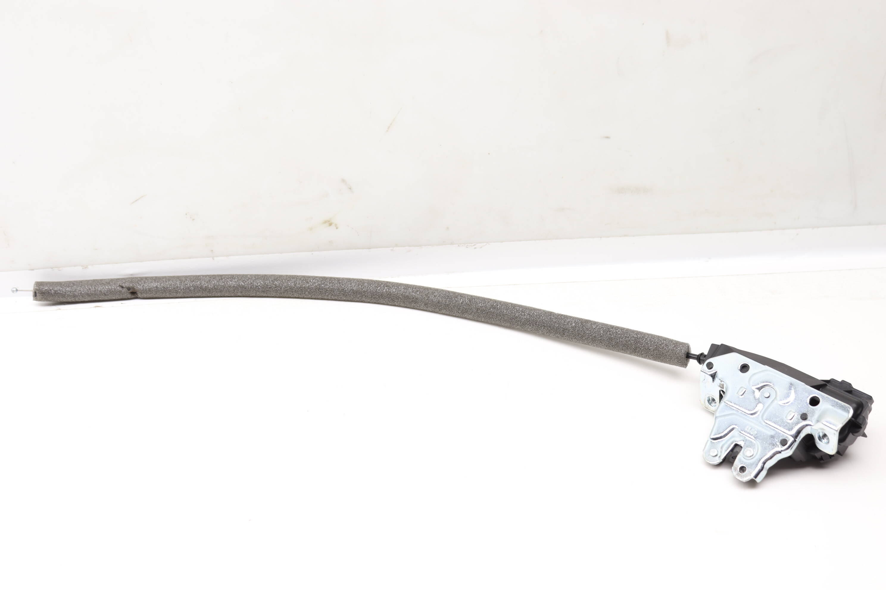 Trunk Hatch Lid Lock / Latch 2047500185