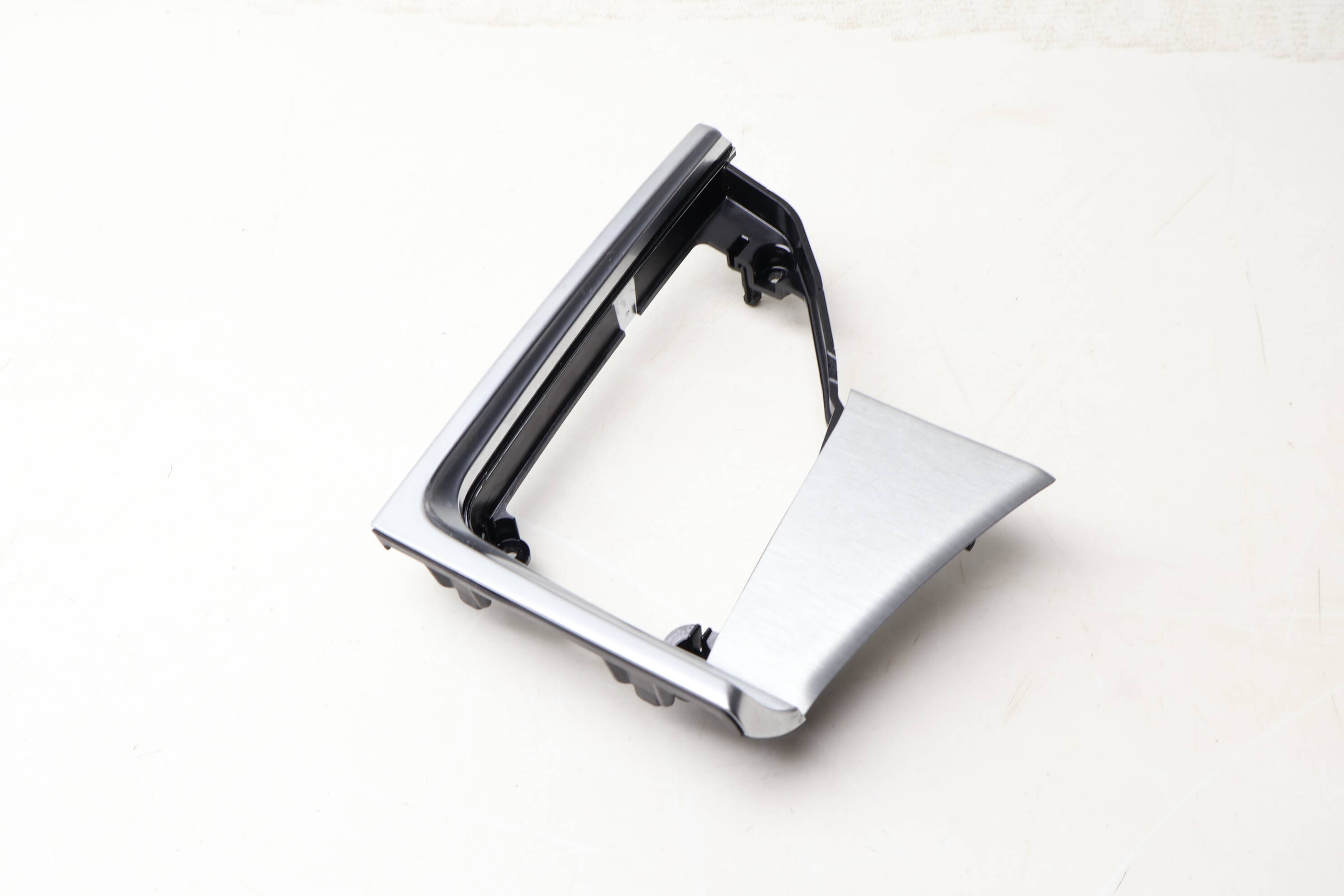 Center Dash Trim / Bezel 95B857190D