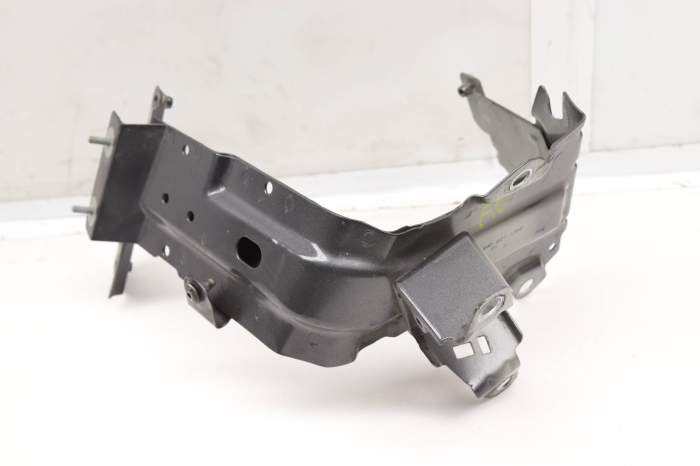 Fender Cross Support Bracket 4M0821138B main product photo