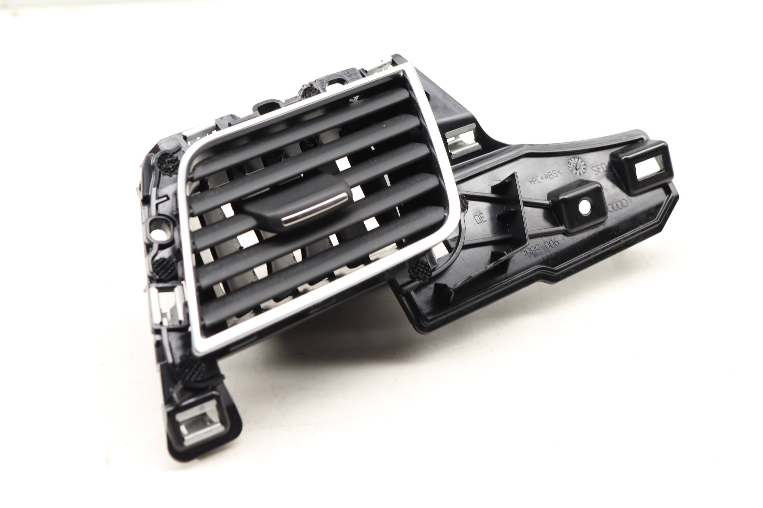 Dash Air Vent 4H1820901A