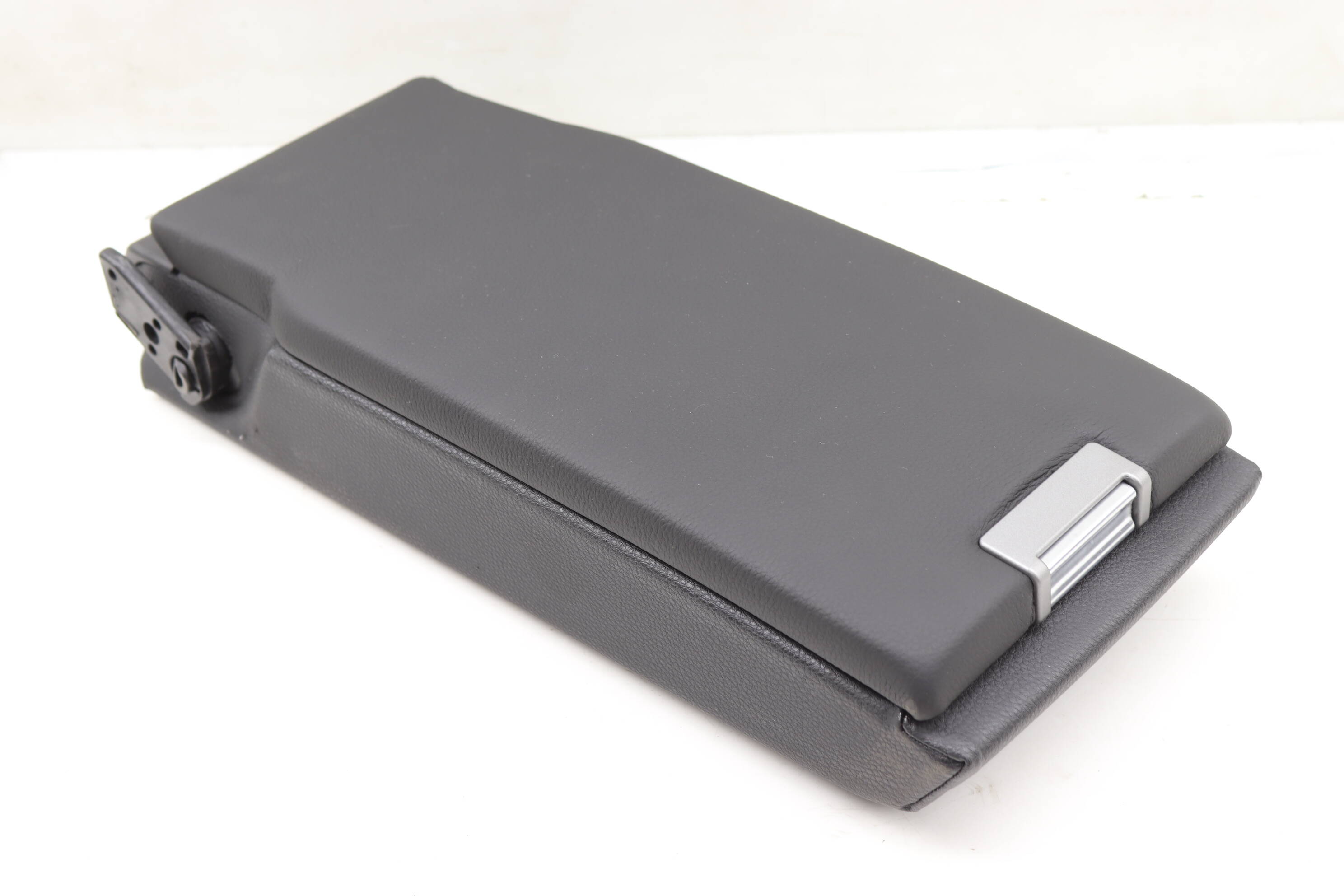 Seat Armrest / Arm Rest (Center) 97052260100