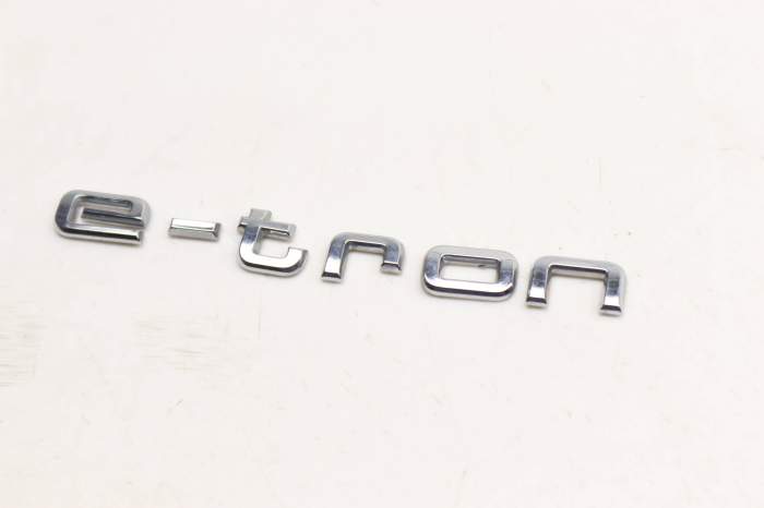 Fender Emblem / Badge (E-Tron) 8V4853601 main product photo