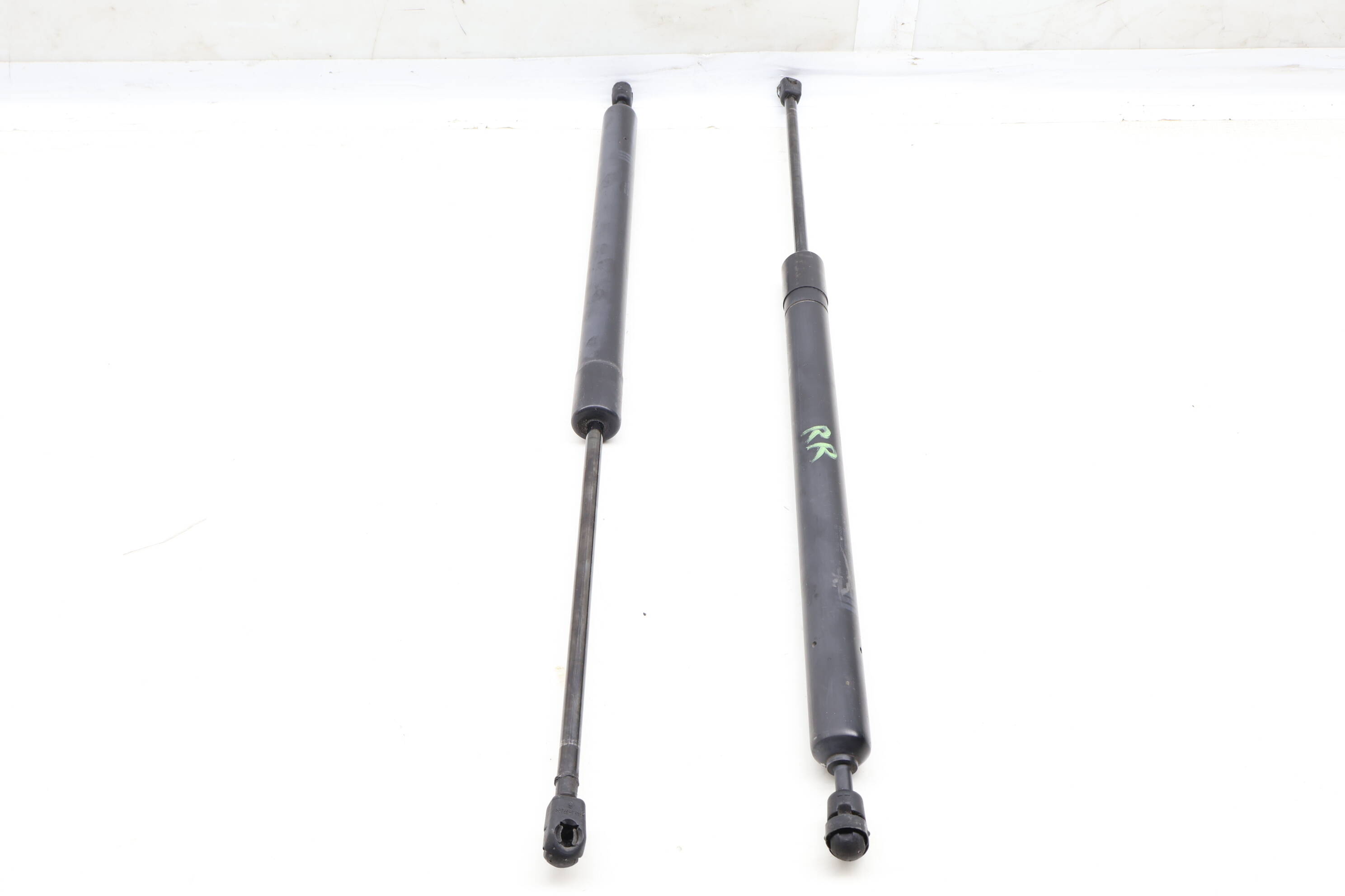 Trunk Hatch Strut / Shock Set 7D0829331F